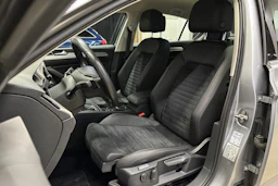 sininen Volkswagen Passat 2019 kuva 11.