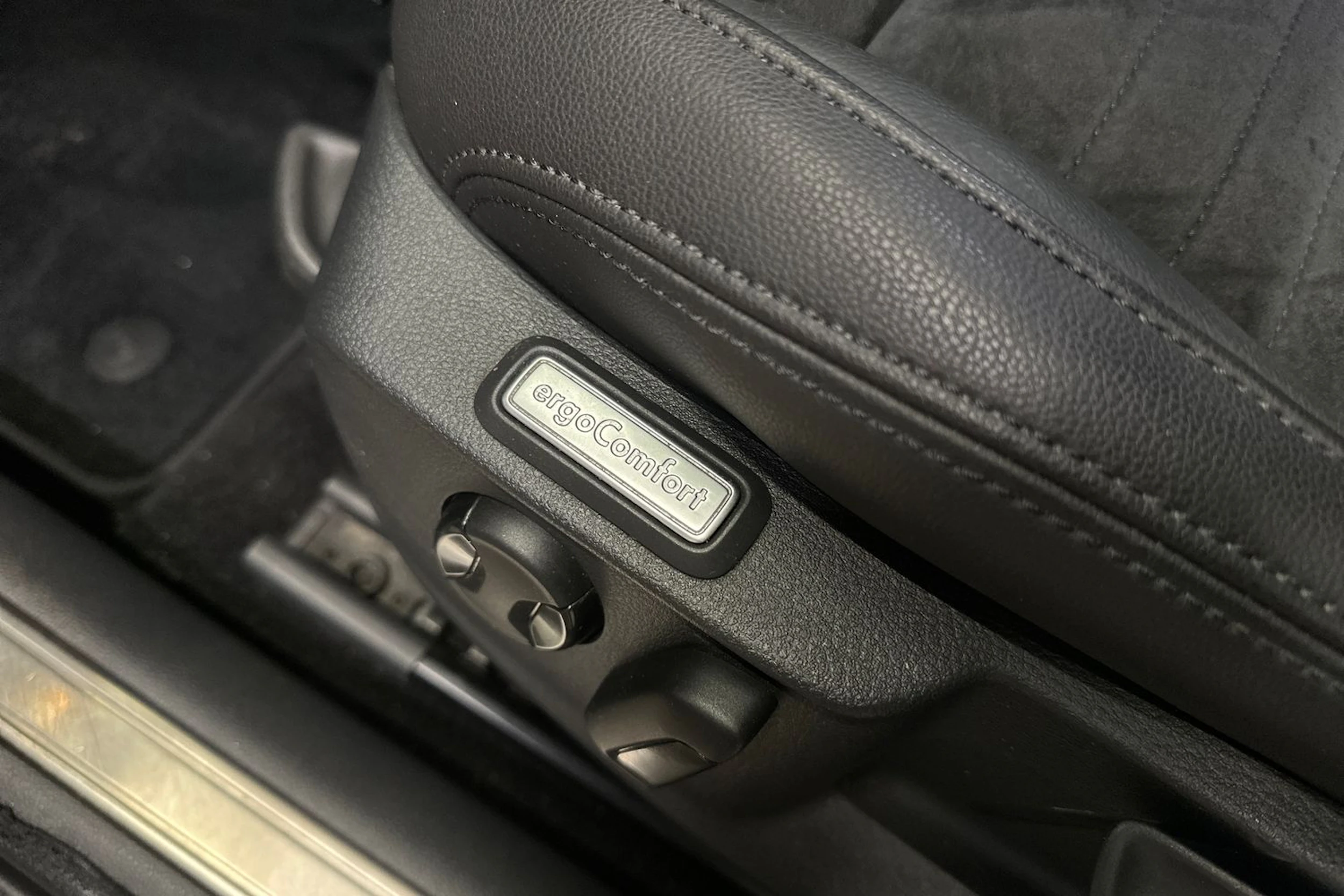 sininen Volkswagen Passat 2019 kuva 12.