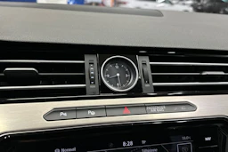 sininen Volkswagen Passat 2019 kuva 13.