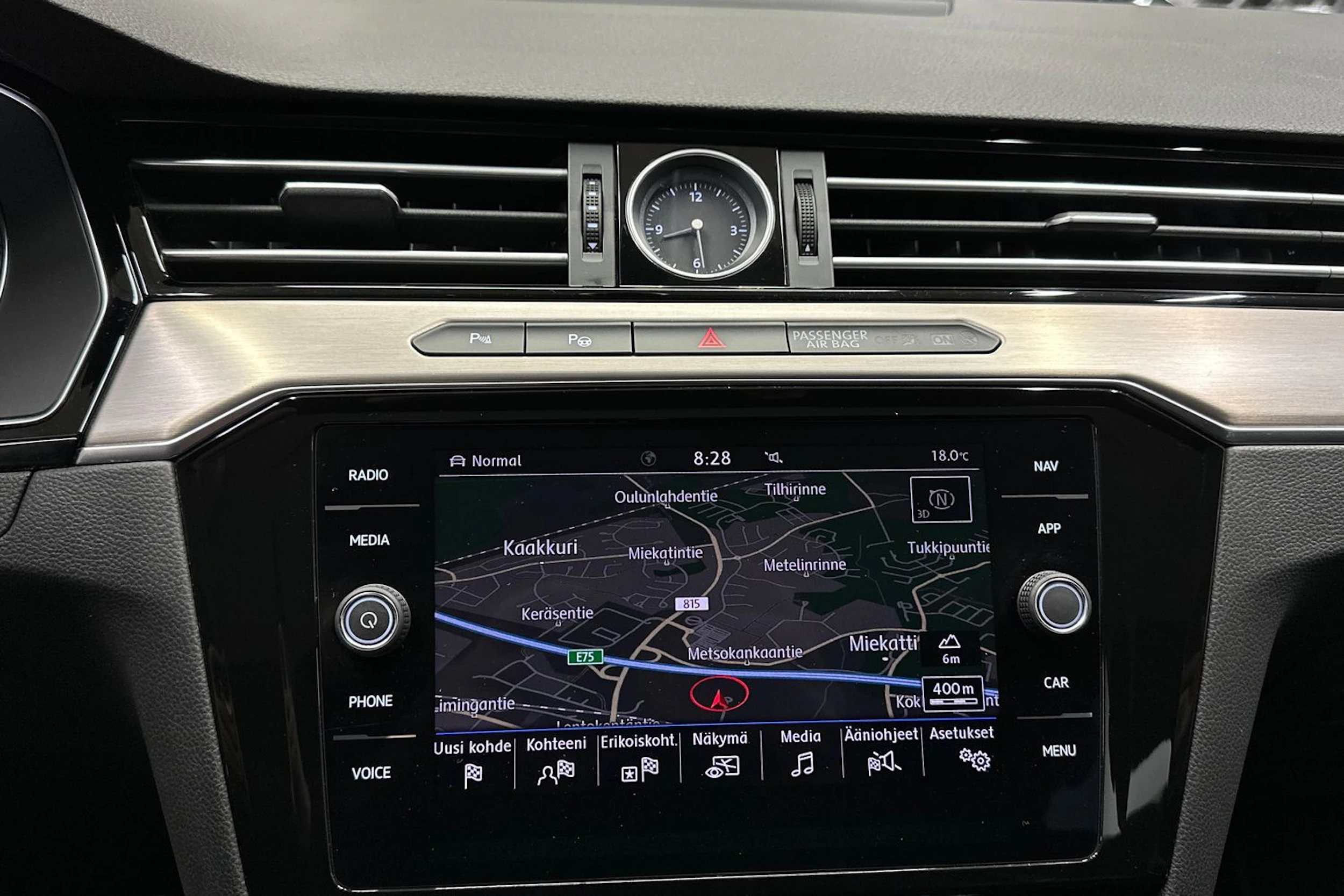 sininen Volkswagen Passat 2019 kuva 14.