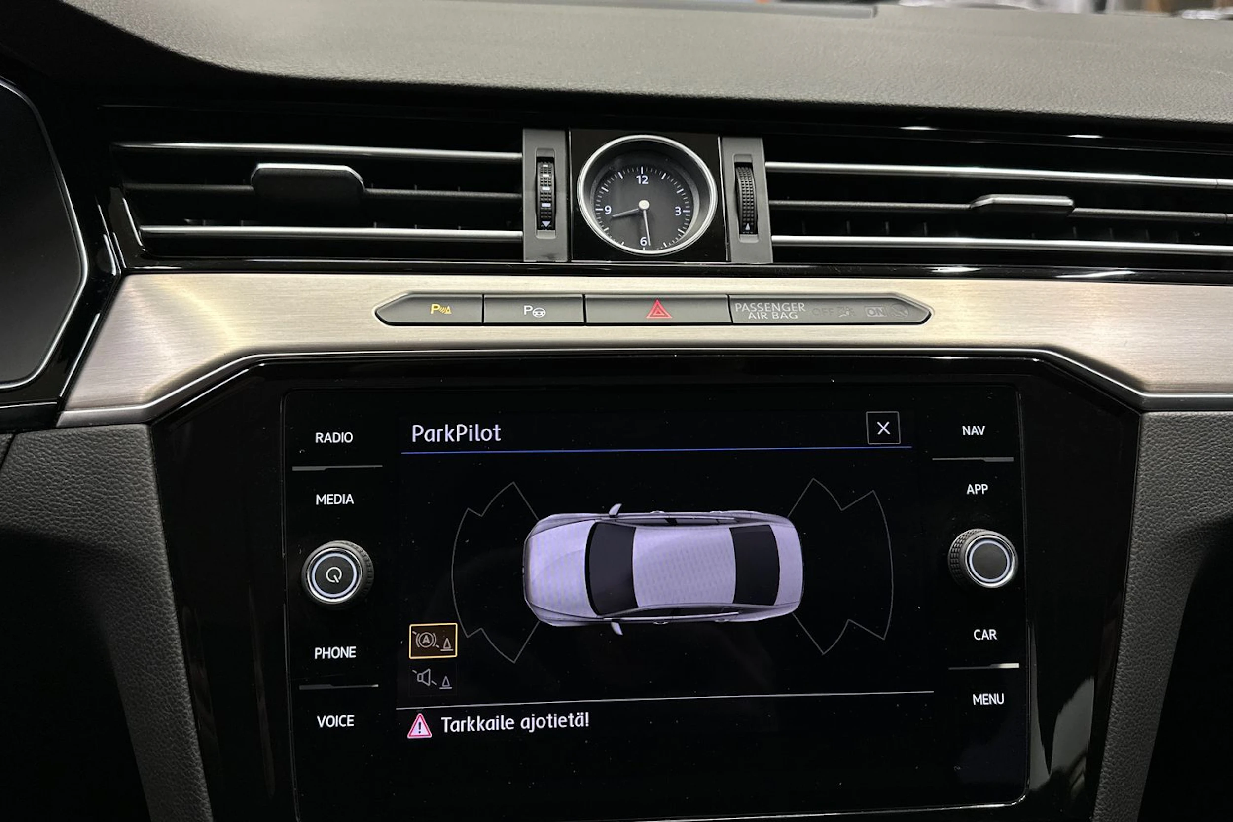 sininen Volkswagen Passat 2019 kuva 15.