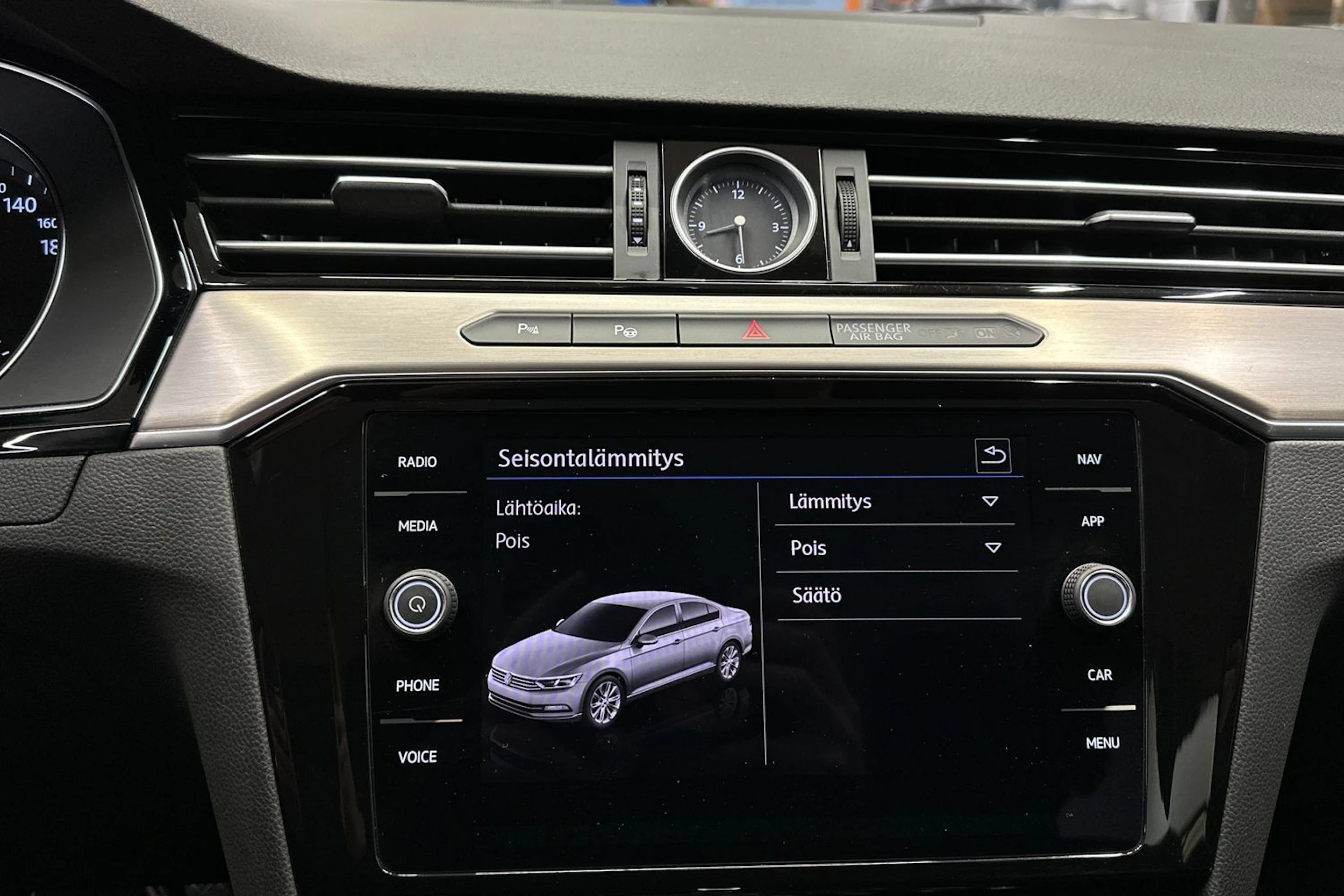 sininen Volkswagen Passat 2019 kuva 16.
