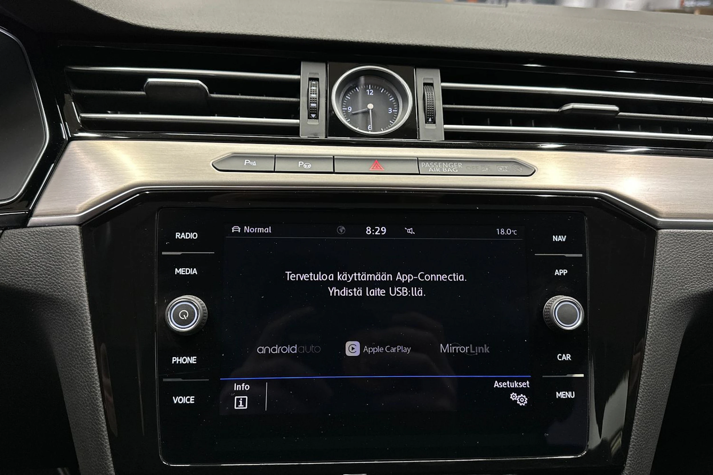 sininen Volkswagen Passat 2019 kuva 17.
