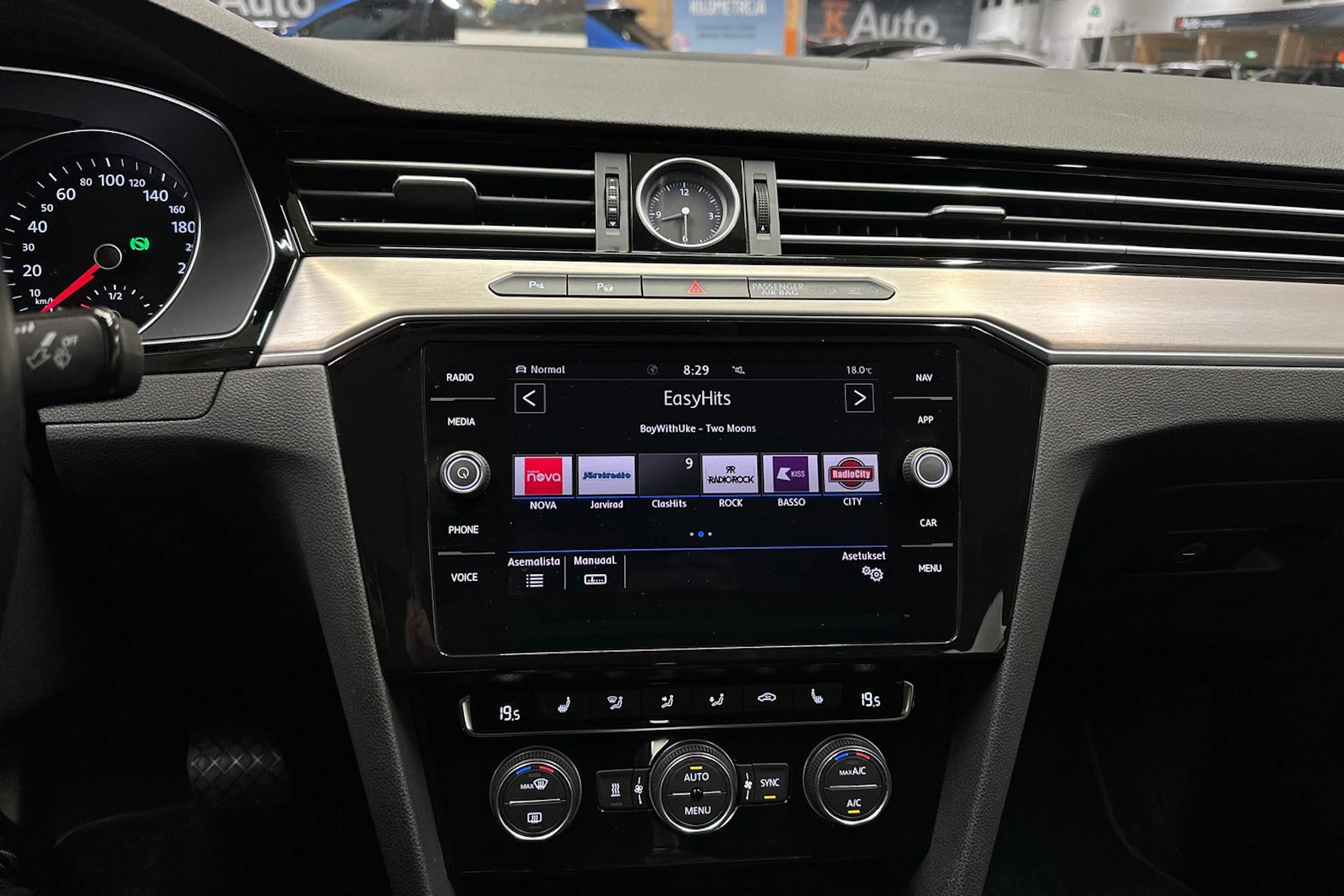 sininen Volkswagen Passat 2019 kuva 18.