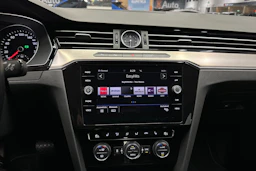 sininen Volkswagen Passat 2019 kuva 18.