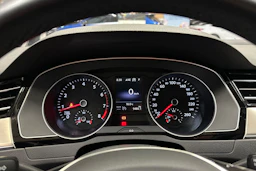 sininen Volkswagen Passat 2019 kuva 20.