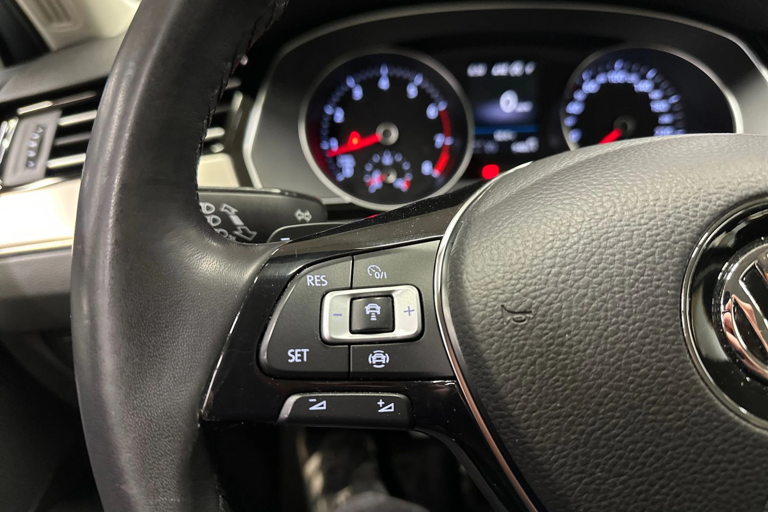 sininen Volkswagen Passat 2019 kuva 21.
