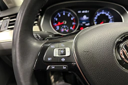 sininen Volkswagen Passat 2019 kuva 21.