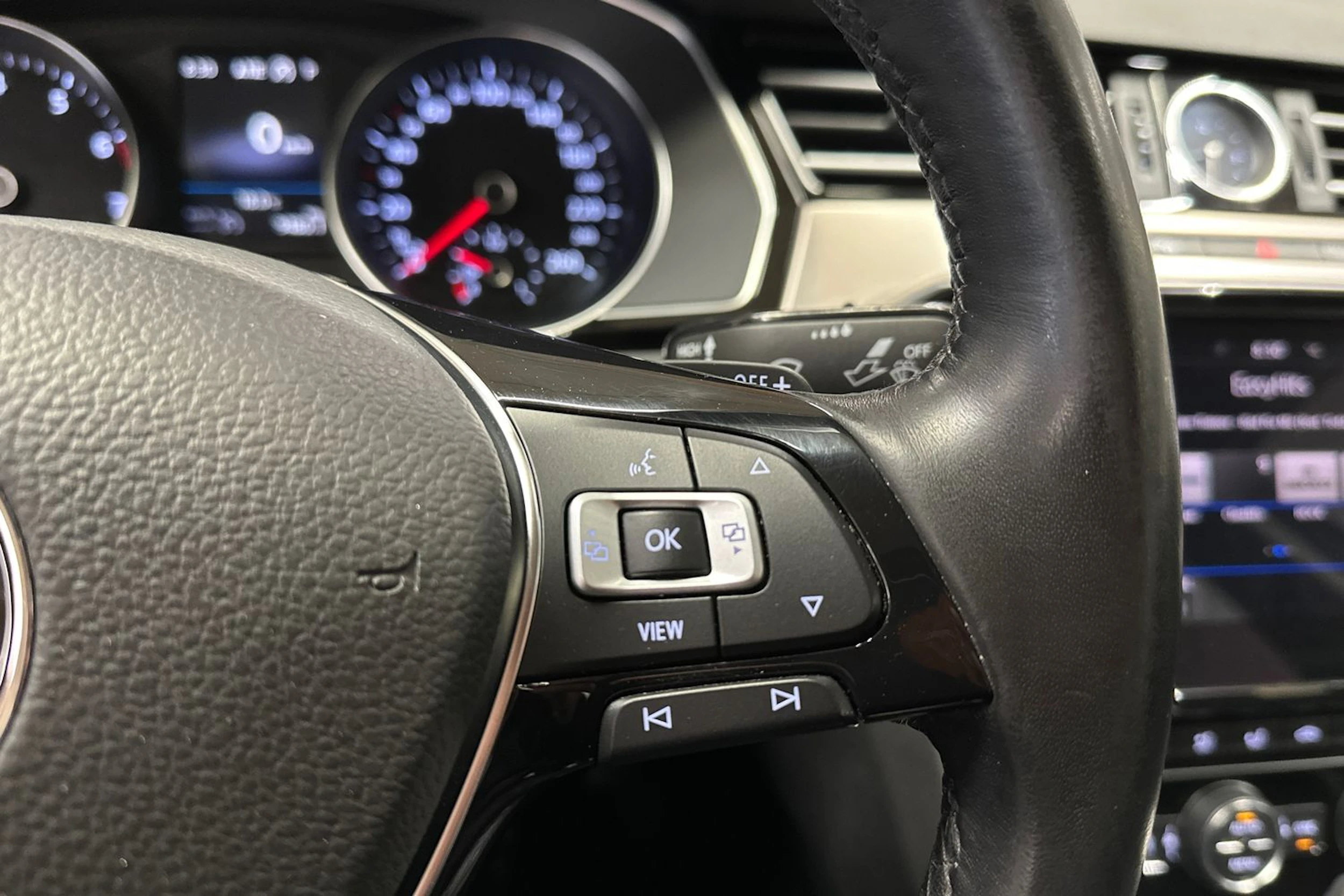 sininen Volkswagen Passat 2019 kuva 22.