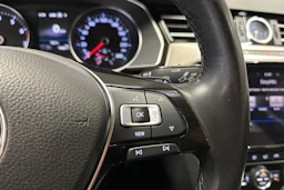 sininen Volkswagen Passat 2019 kuva 22.