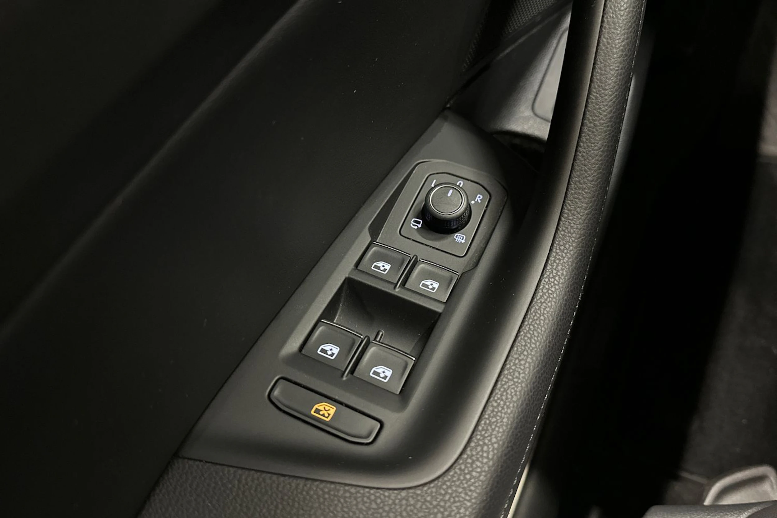 sininen Volkswagen Passat 2019 kuva 24.