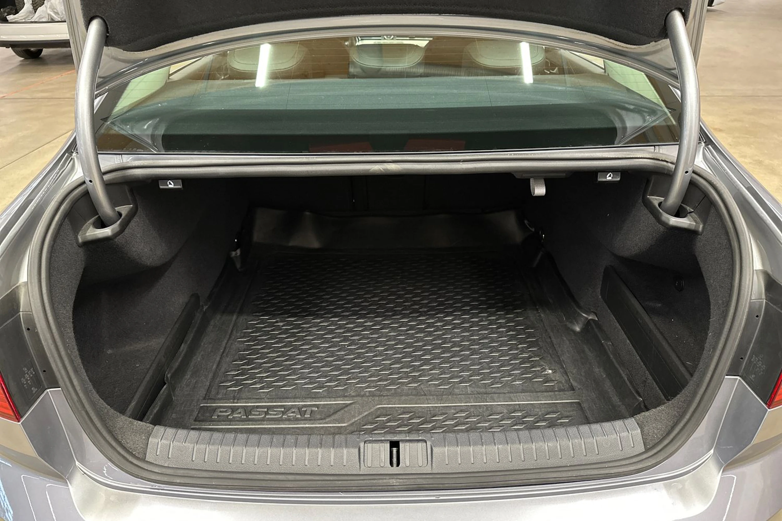sininen Volkswagen Passat 2019 kuva 25.