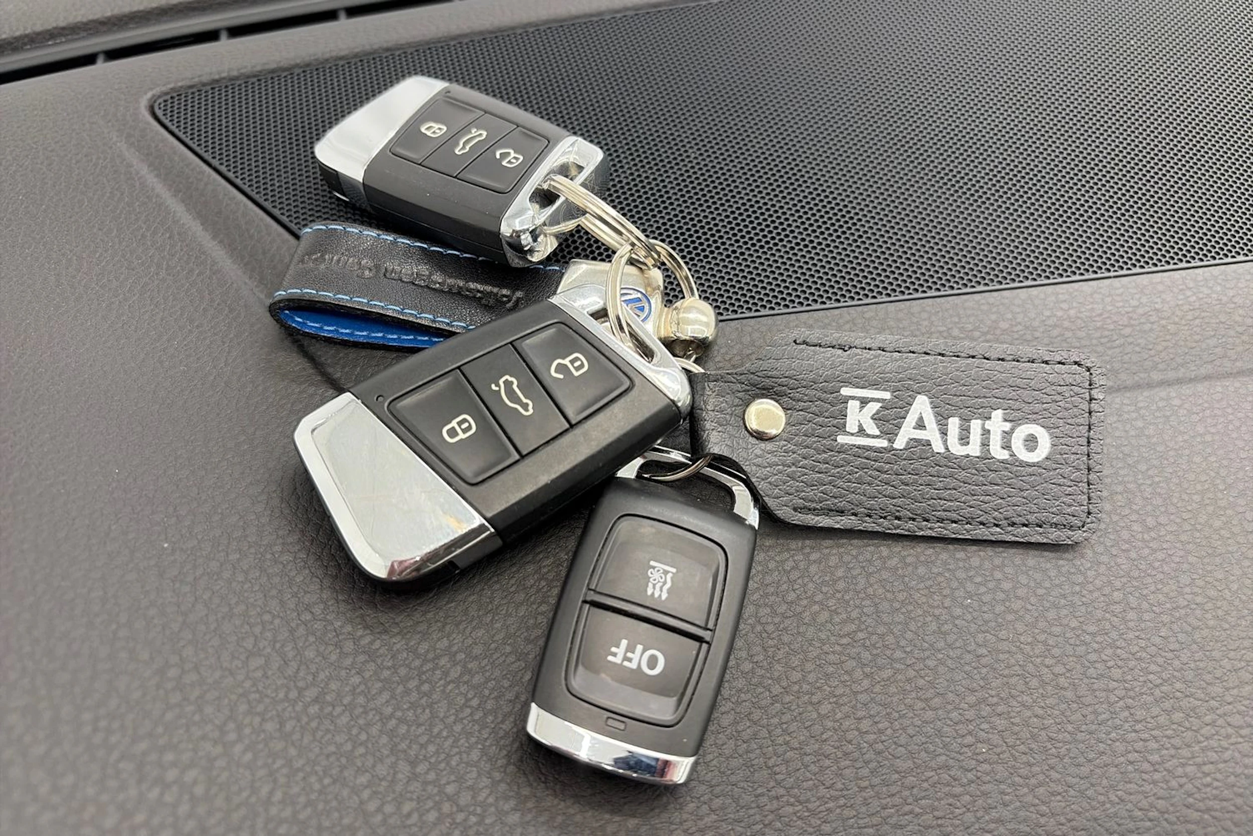 sininen Volkswagen Passat 2019 kuva 27.