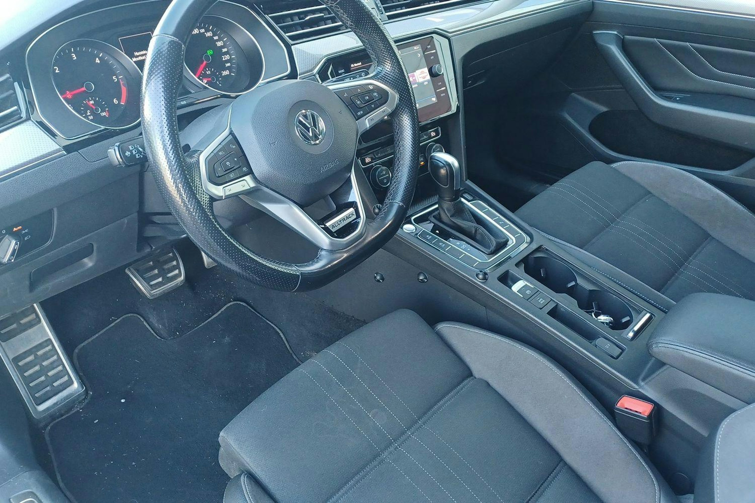 valkoinen Volkswagen Passat 2019 kuva 3.