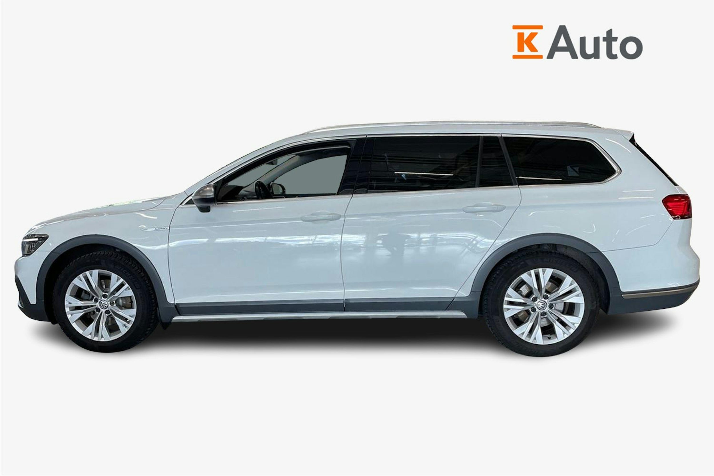 valkoinen Volkswagen Passat 2020 kuva 6.