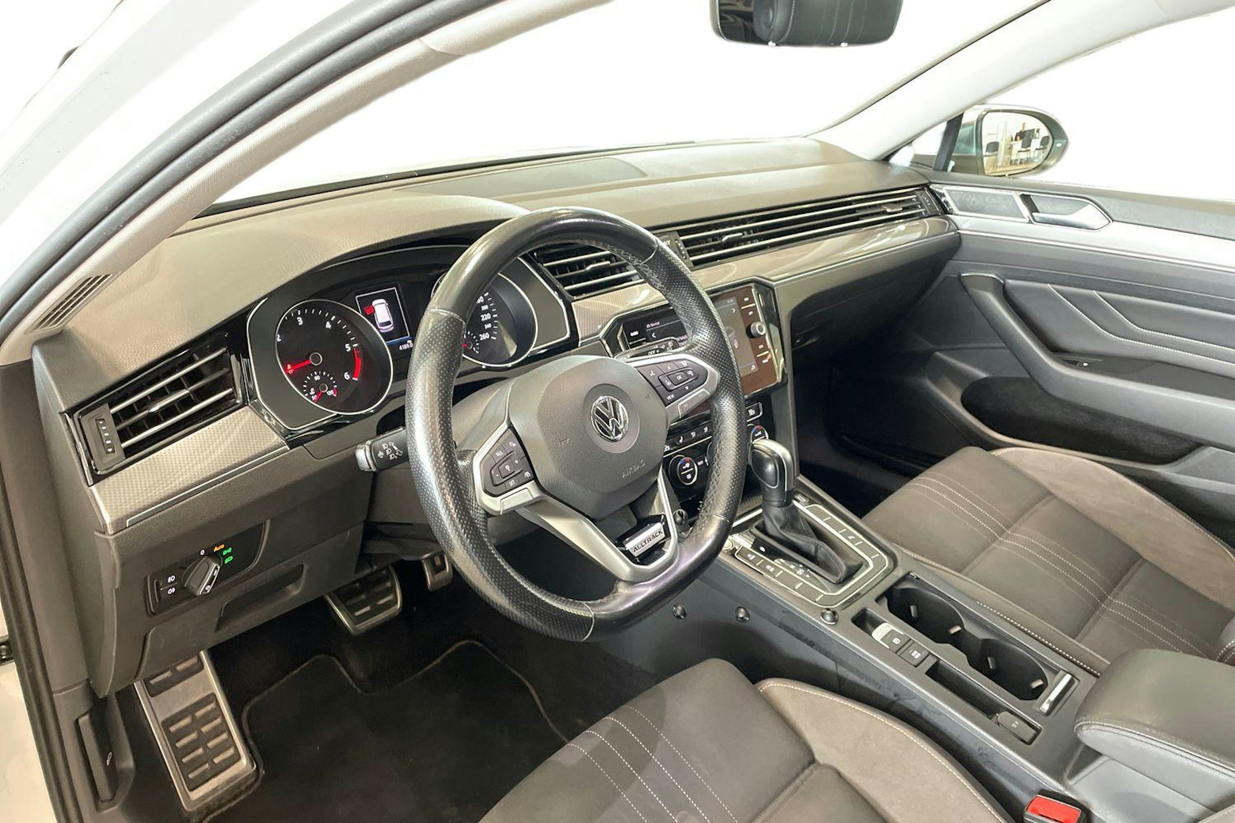 valkoinen Volkswagen Passat 2020 kuva 7.