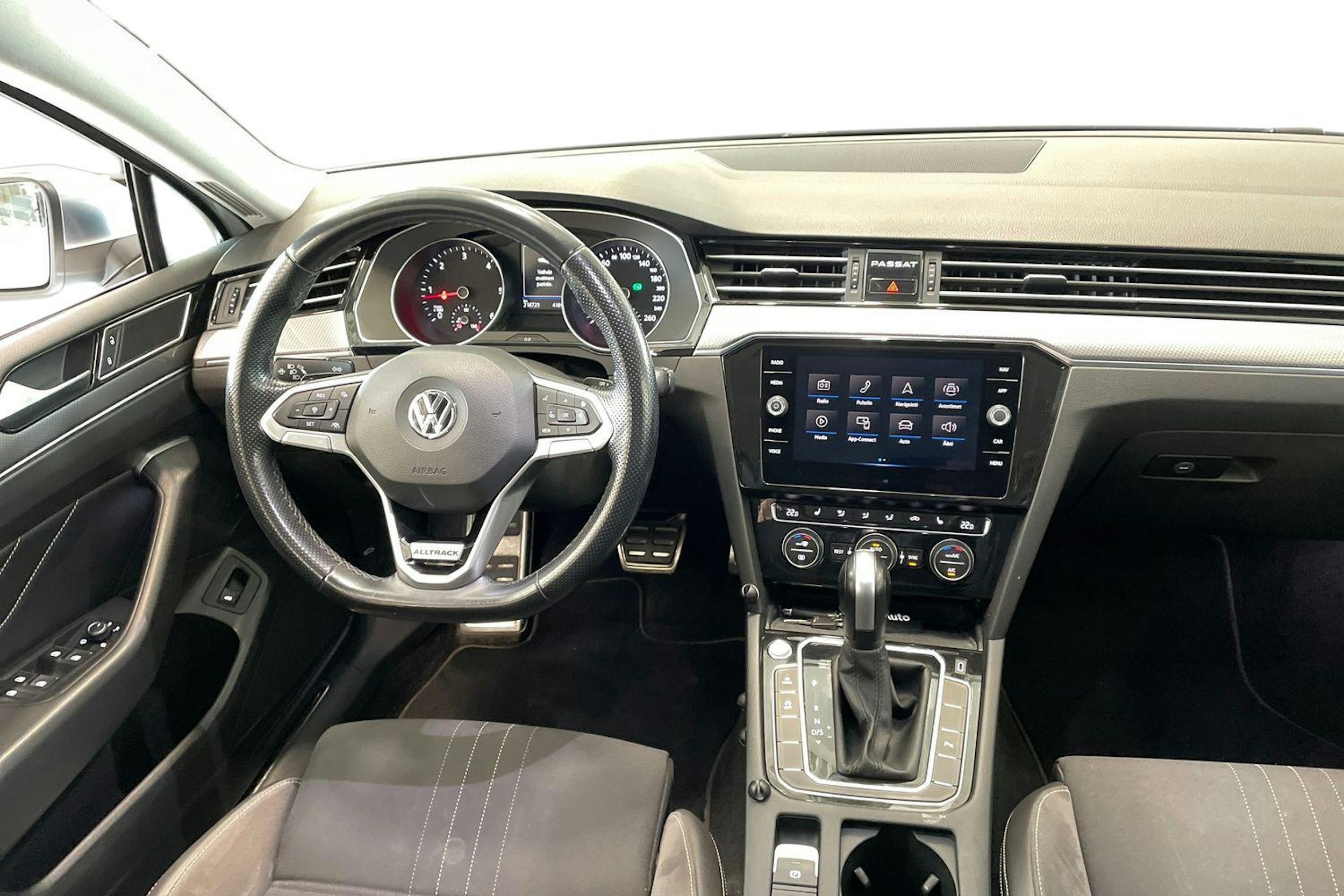 valkoinen Volkswagen Passat 2020 kuva 9.