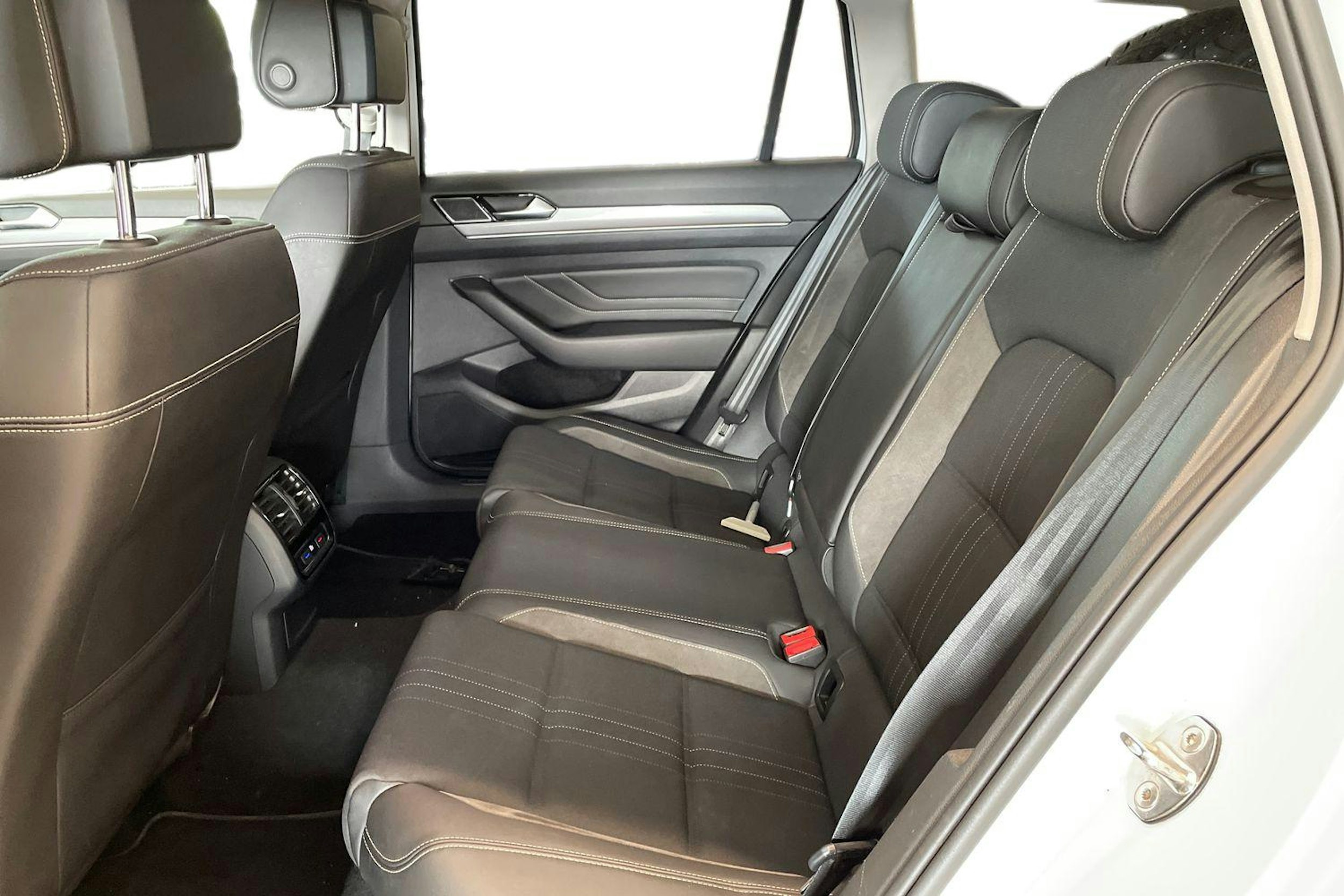 valkoinen Volkswagen Passat 2020 kuva 10.