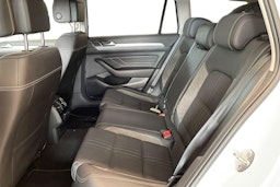valkoinen Volkswagen Passat 2020 kuva 10.