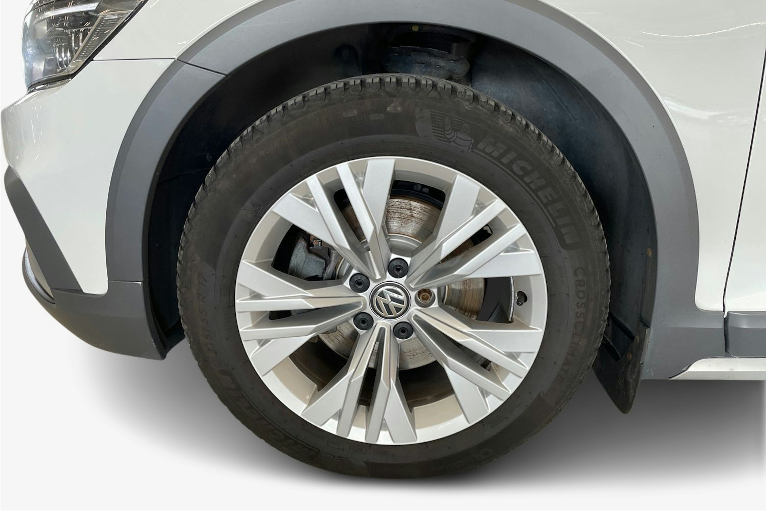 valkoinen Volkswagen Passat 2020 kuva 11.