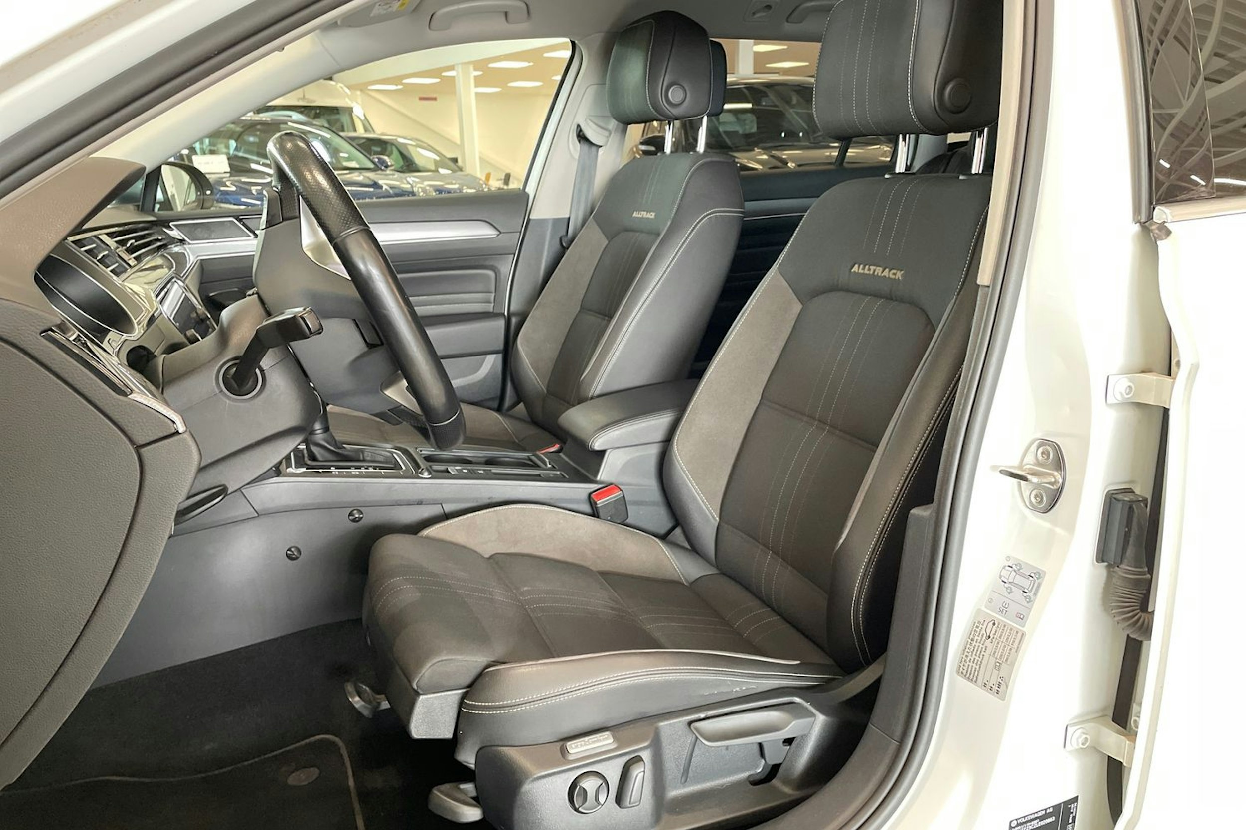 valkoinen Volkswagen Passat 2020 kuva 14.