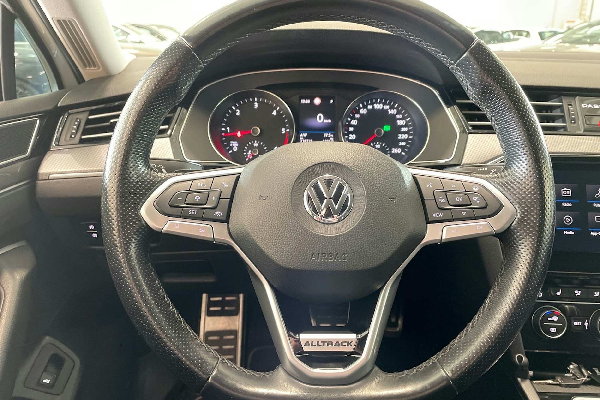 valkoinen Volkswagen Passat 2020 kuva 15.