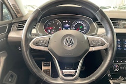 valkoinen Volkswagen Passat 2020 kuva 15.