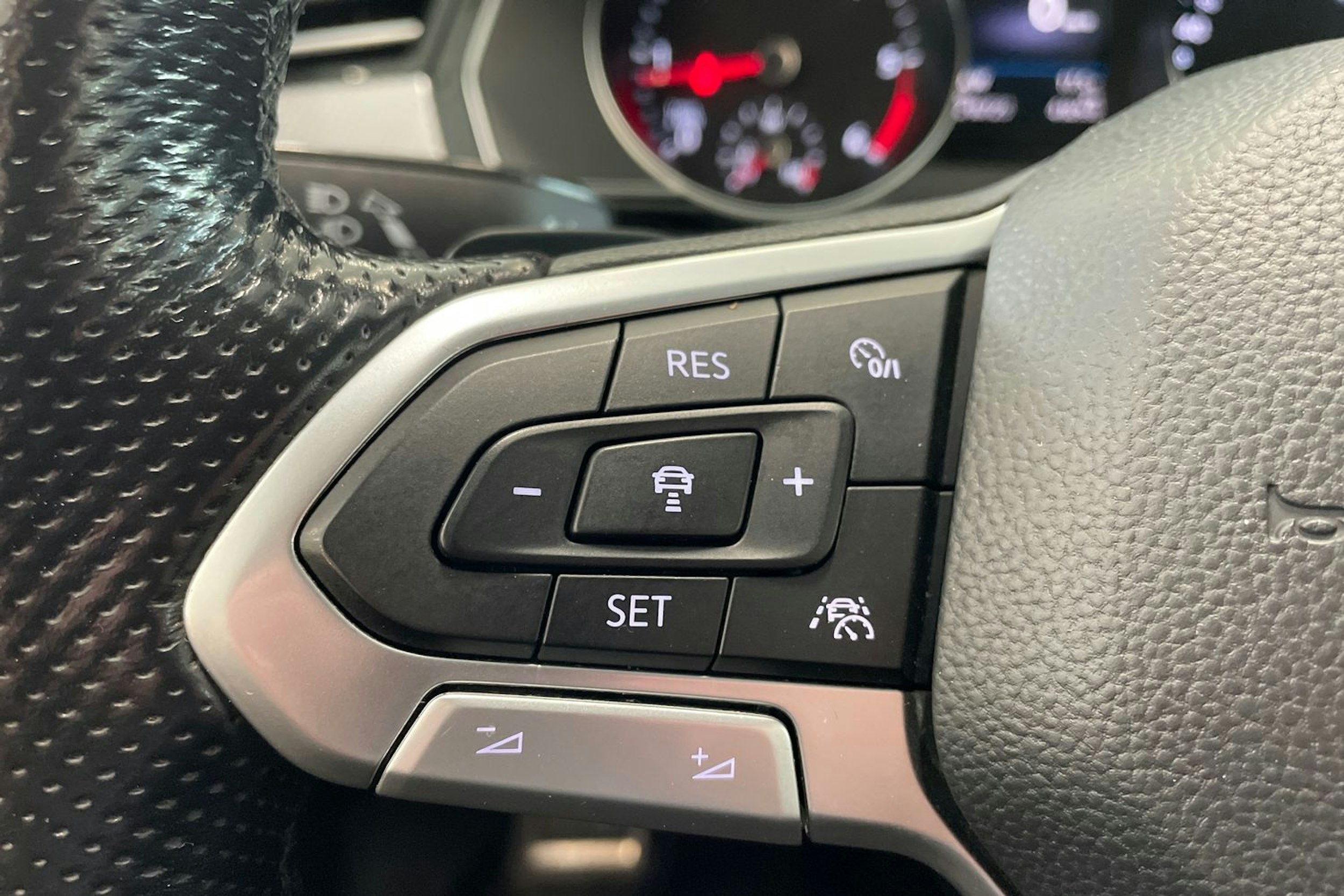 valkoinen Volkswagen Passat 2020 kuva 17.