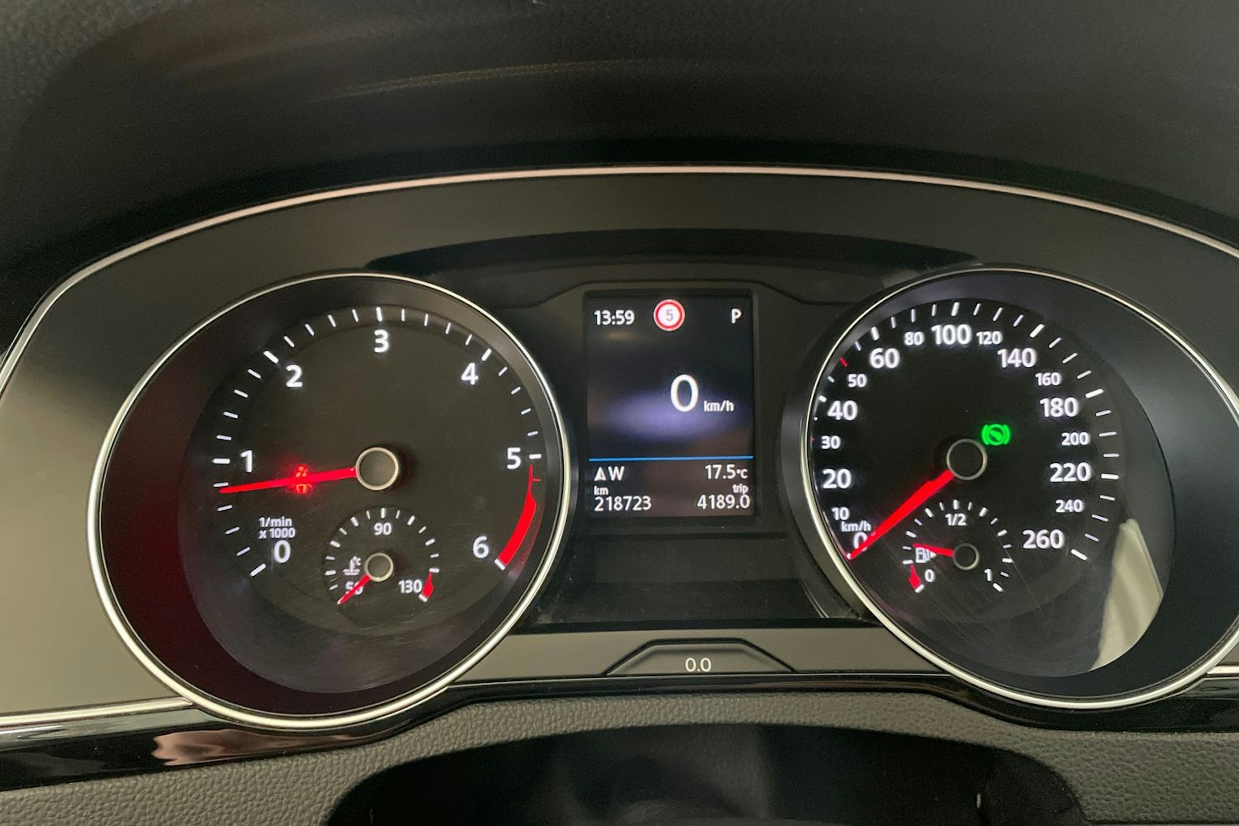 valkoinen Volkswagen Passat 2020 kuva 18.