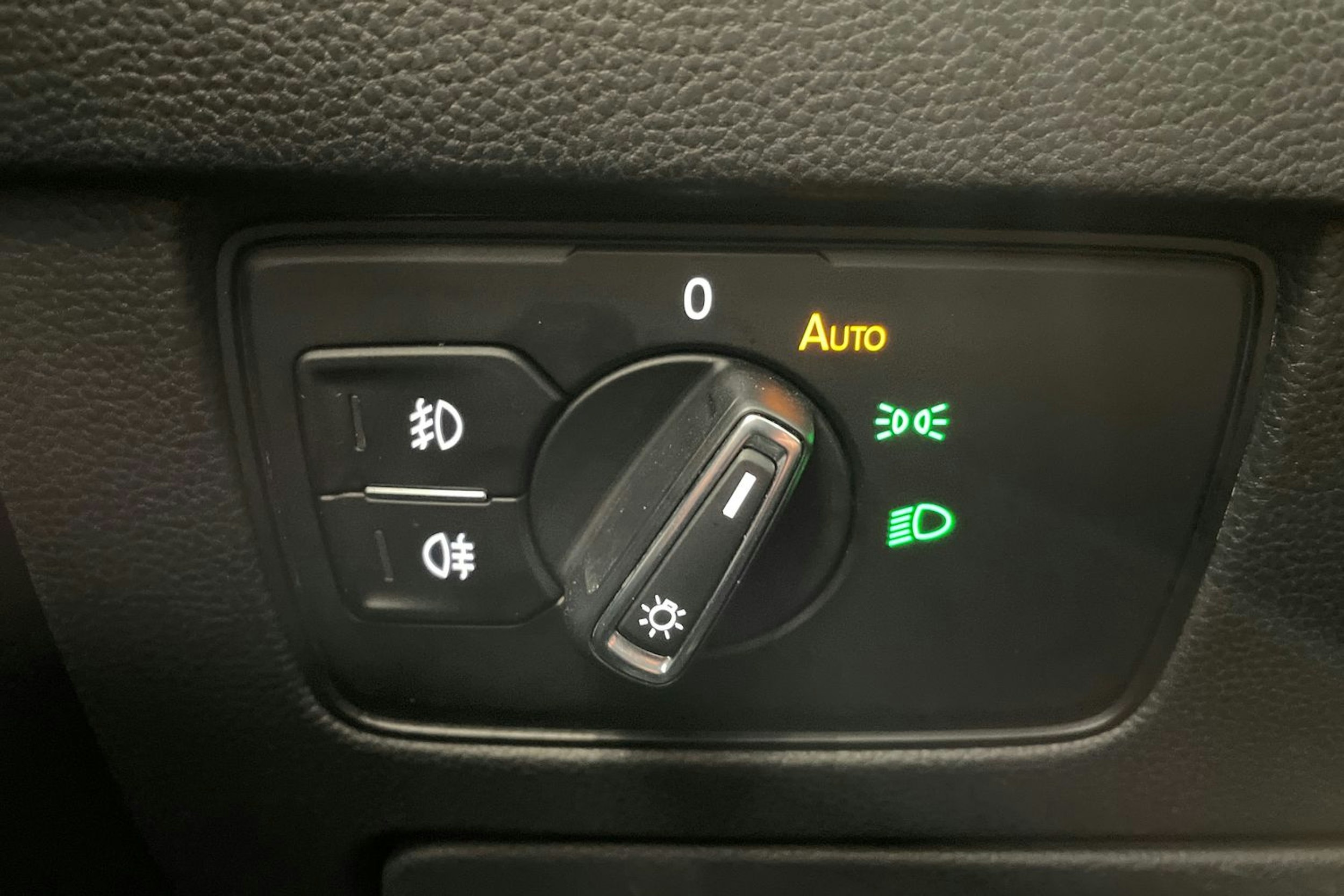 valkoinen Volkswagen Passat 2020 kuva 19.