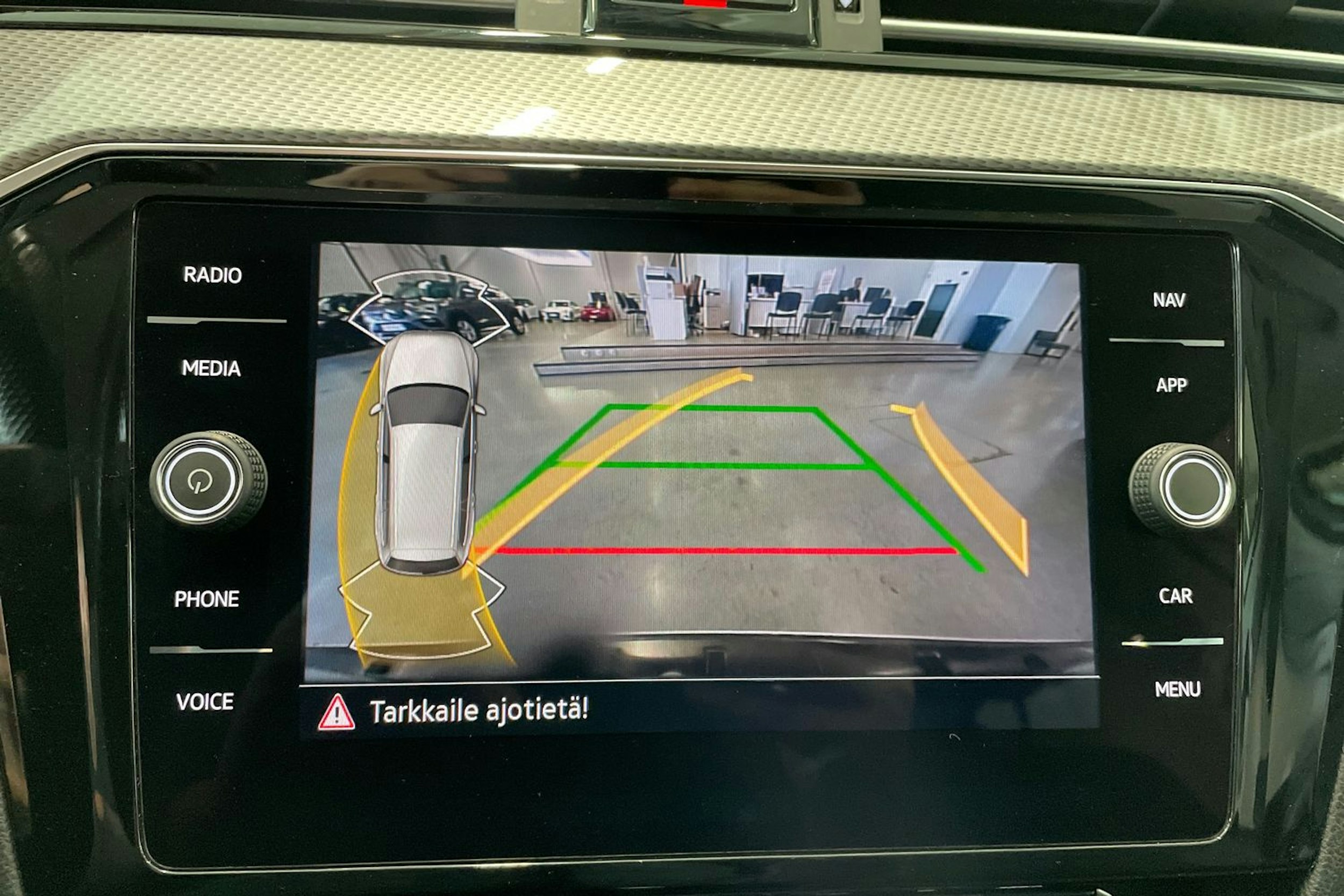 valkoinen Volkswagen Passat 2020 kuva 20.