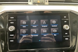 valkoinen Volkswagen Passat 2020 kuva 21.