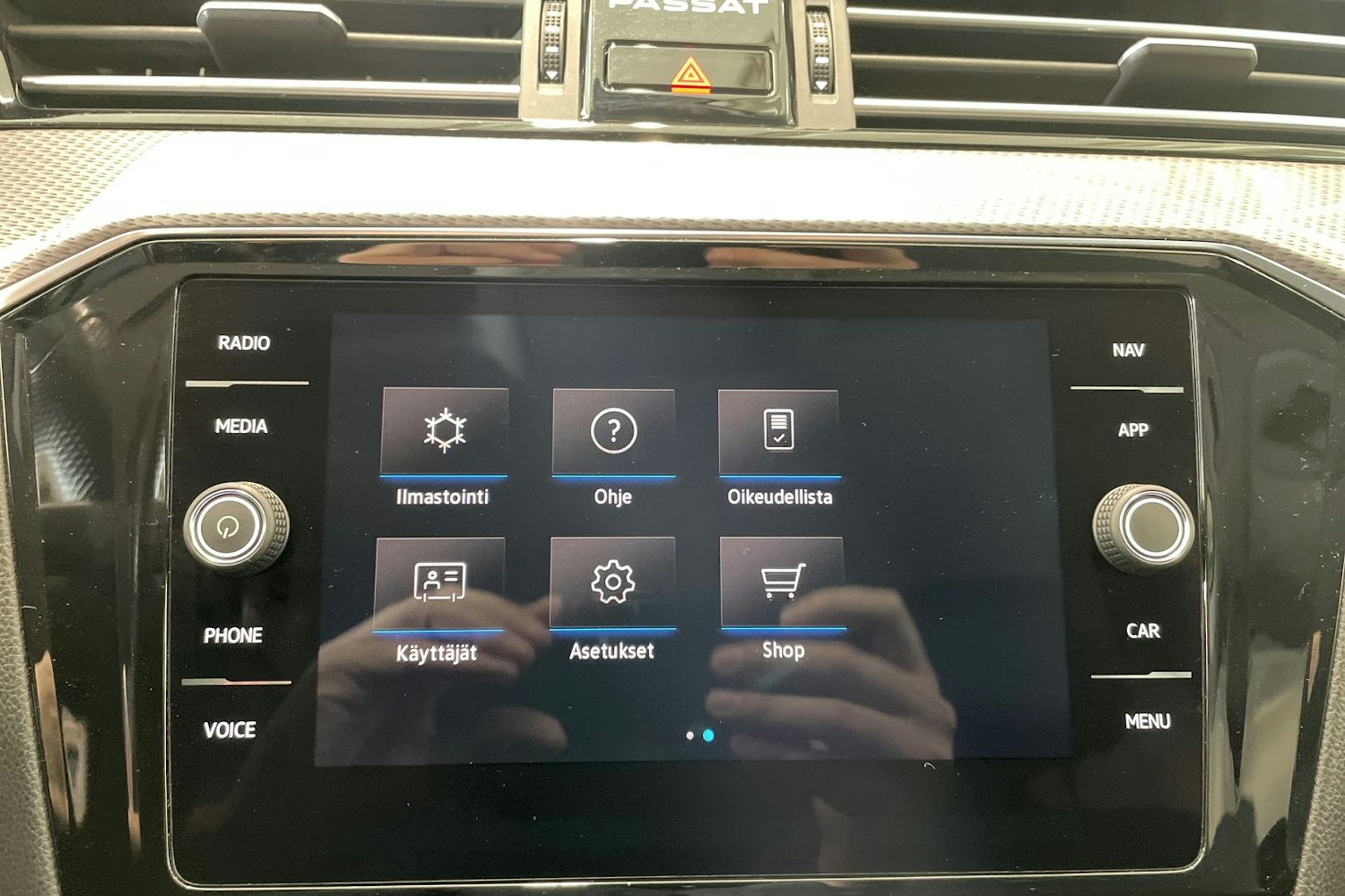 valkoinen Volkswagen Passat 2020 kuva 22.