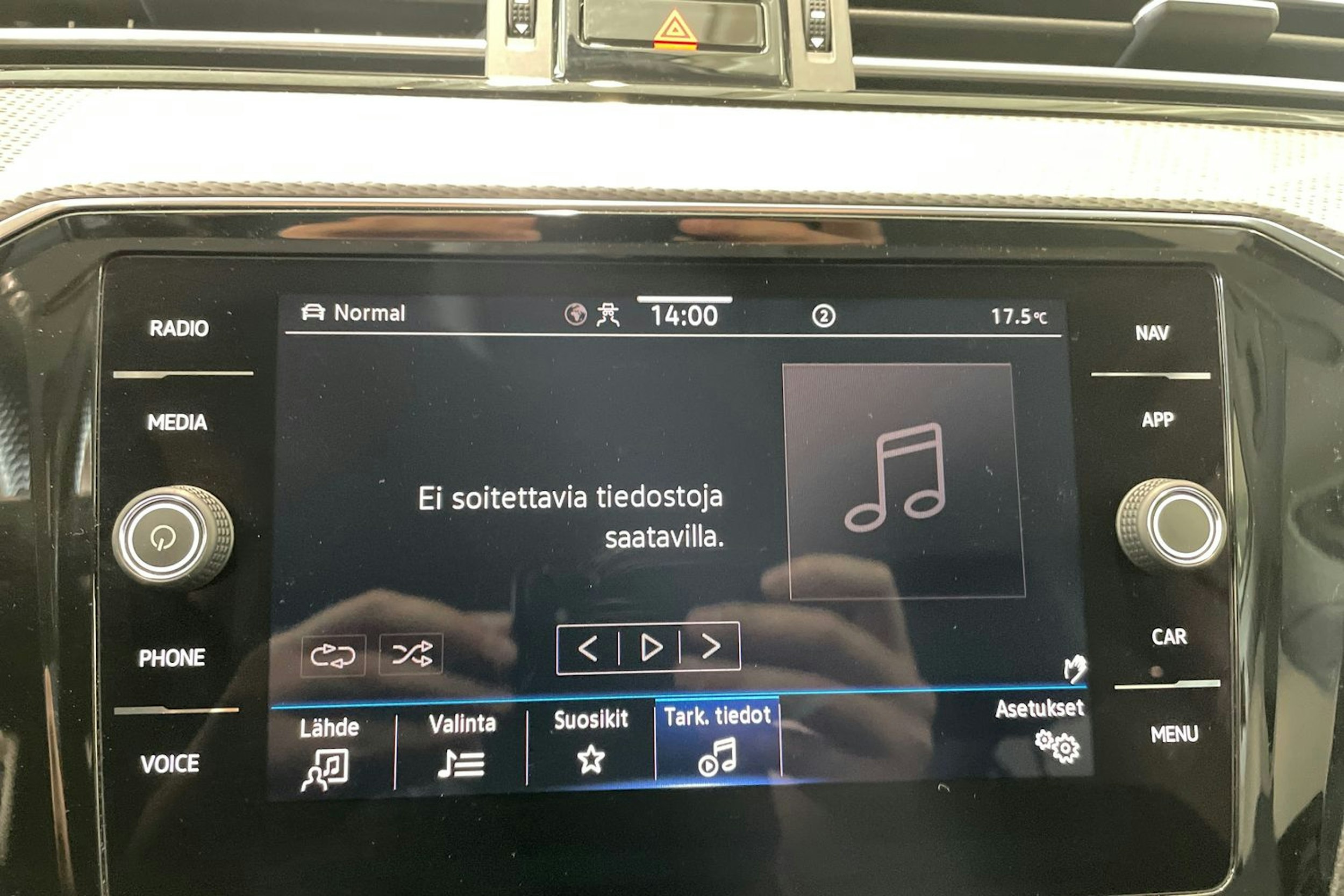 valkoinen Volkswagen Passat 2020 kuva 27.