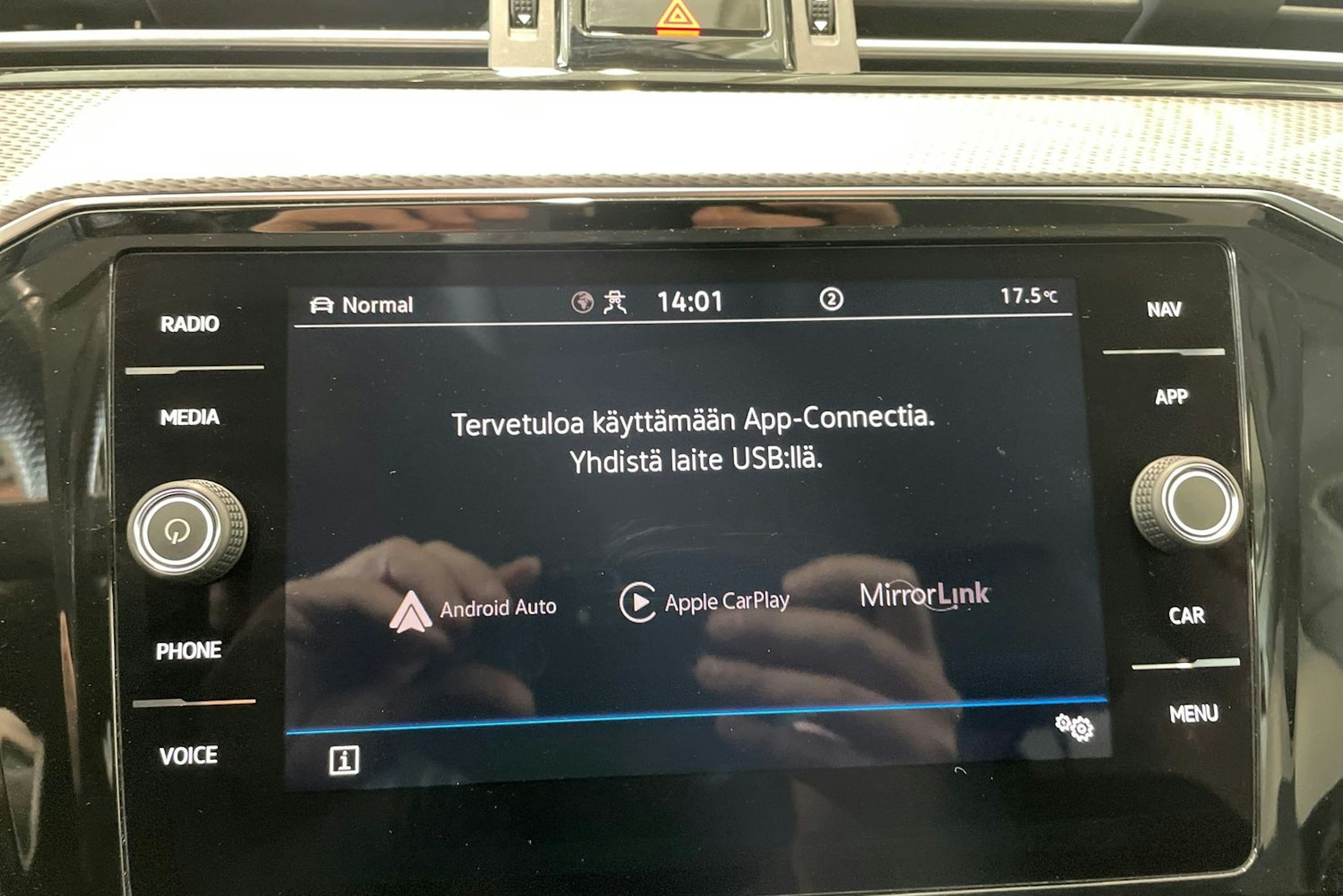 valkoinen Volkswagen Passat 2020 kuva 28.