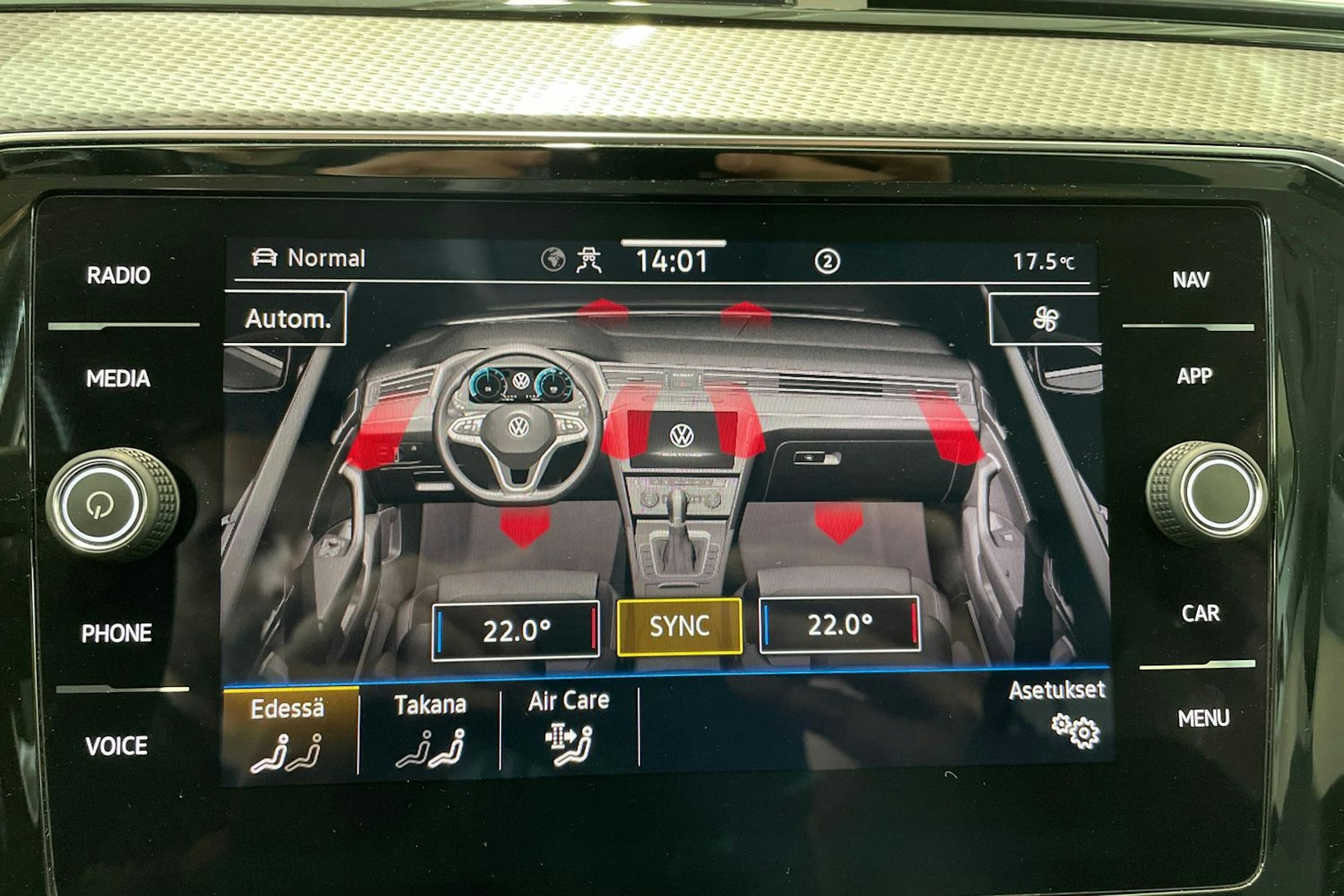 valkoinen Volkswagen Passat 2020 kuva 30.