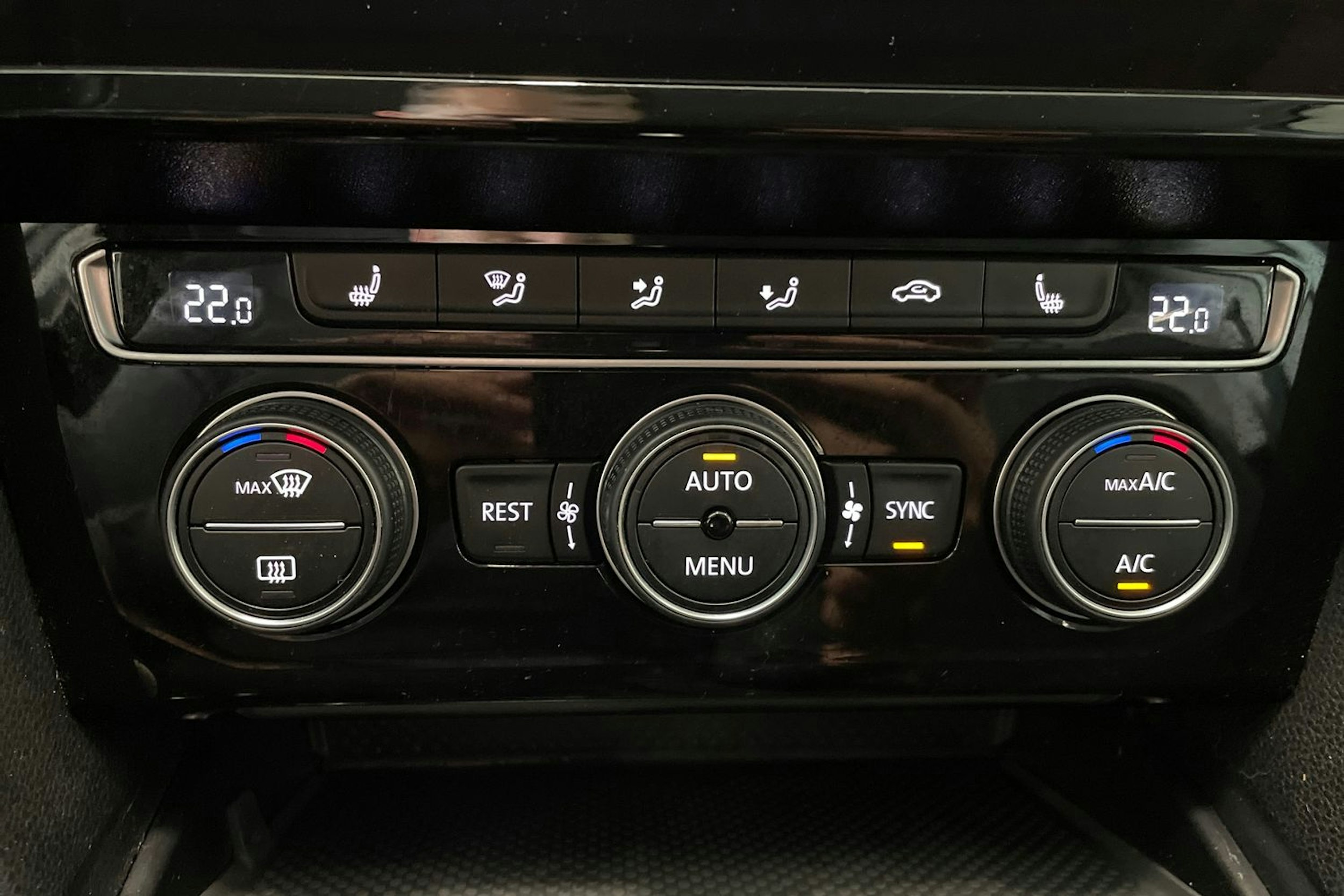 valkoinen Volkswagen Passat 2020 kuva 31.