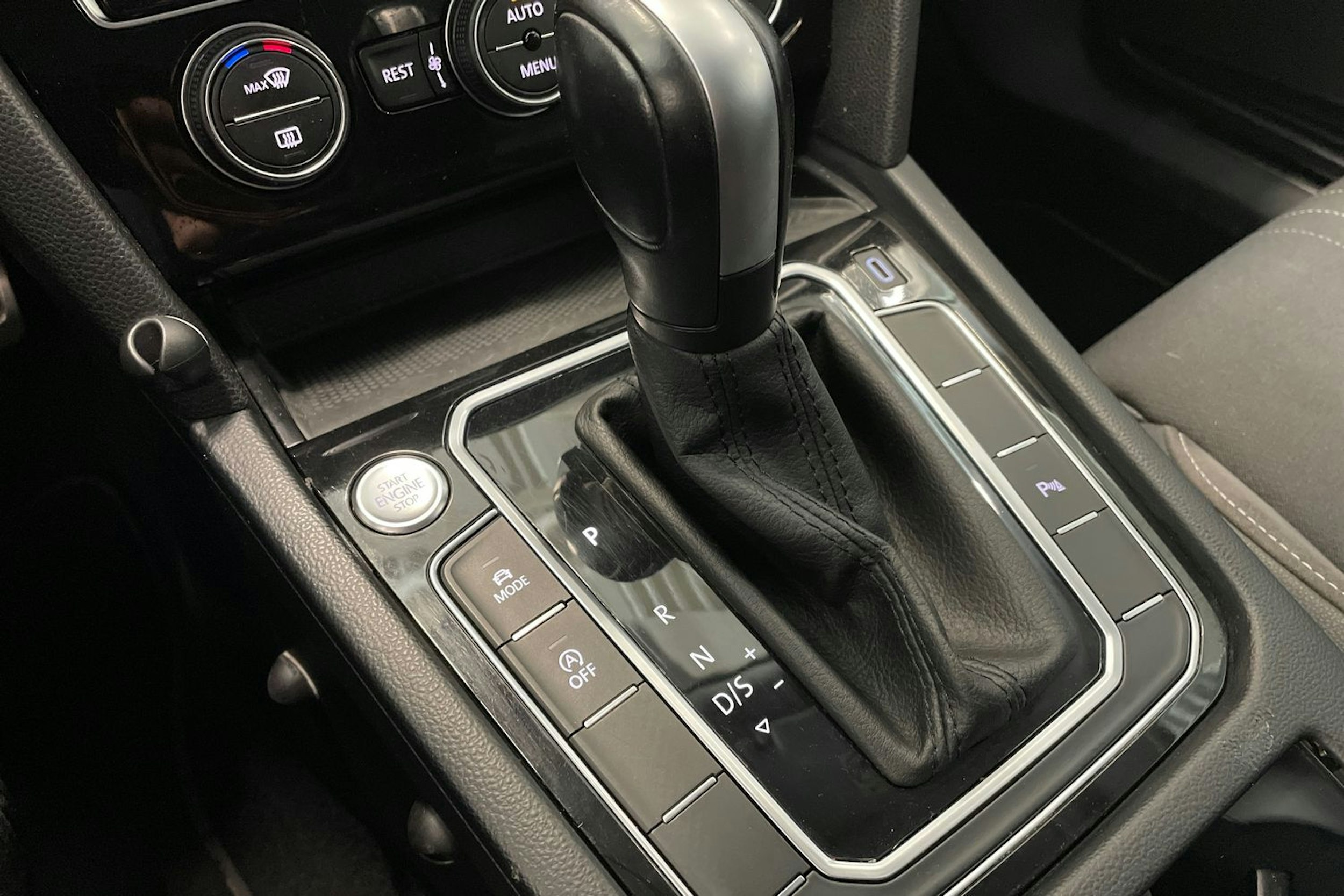 valkoinen Volkswagen Passat 2020 kuva 32.