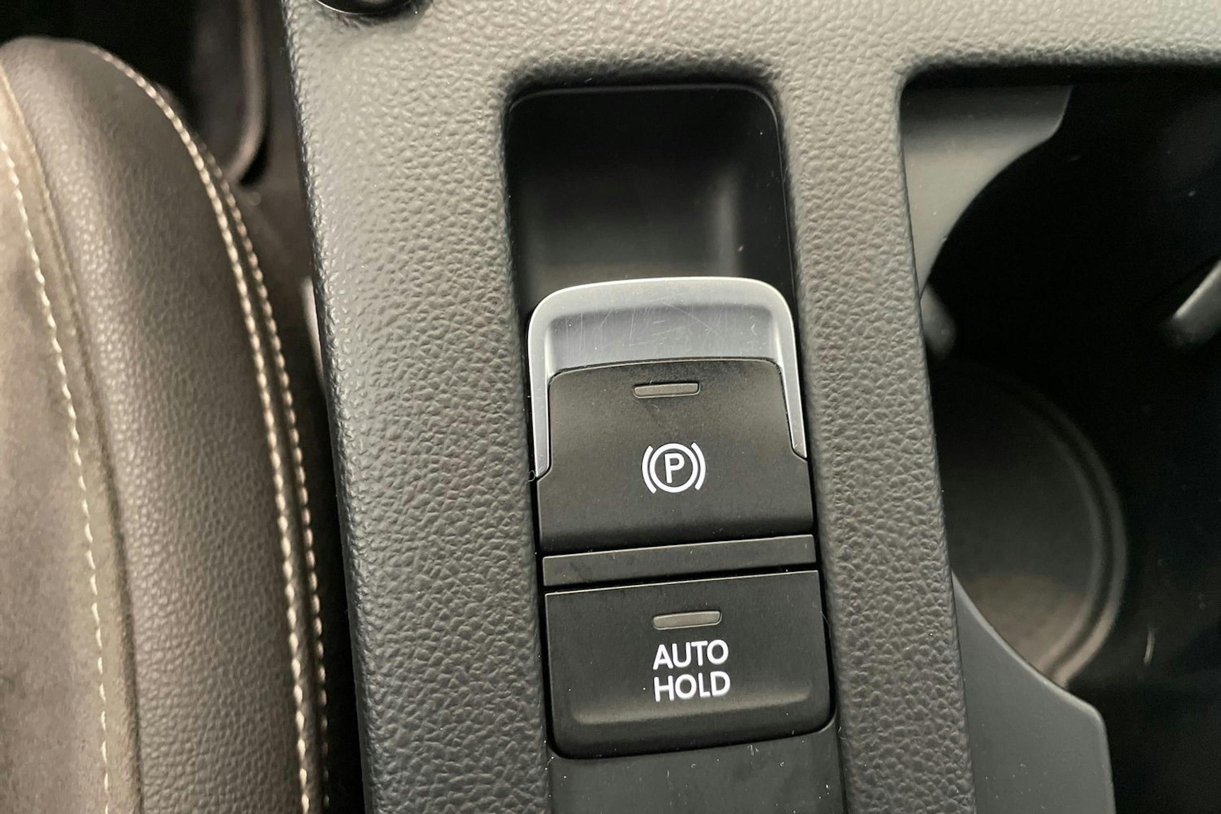 valkoinen Volkswagen Passat 2020 kuva 33.