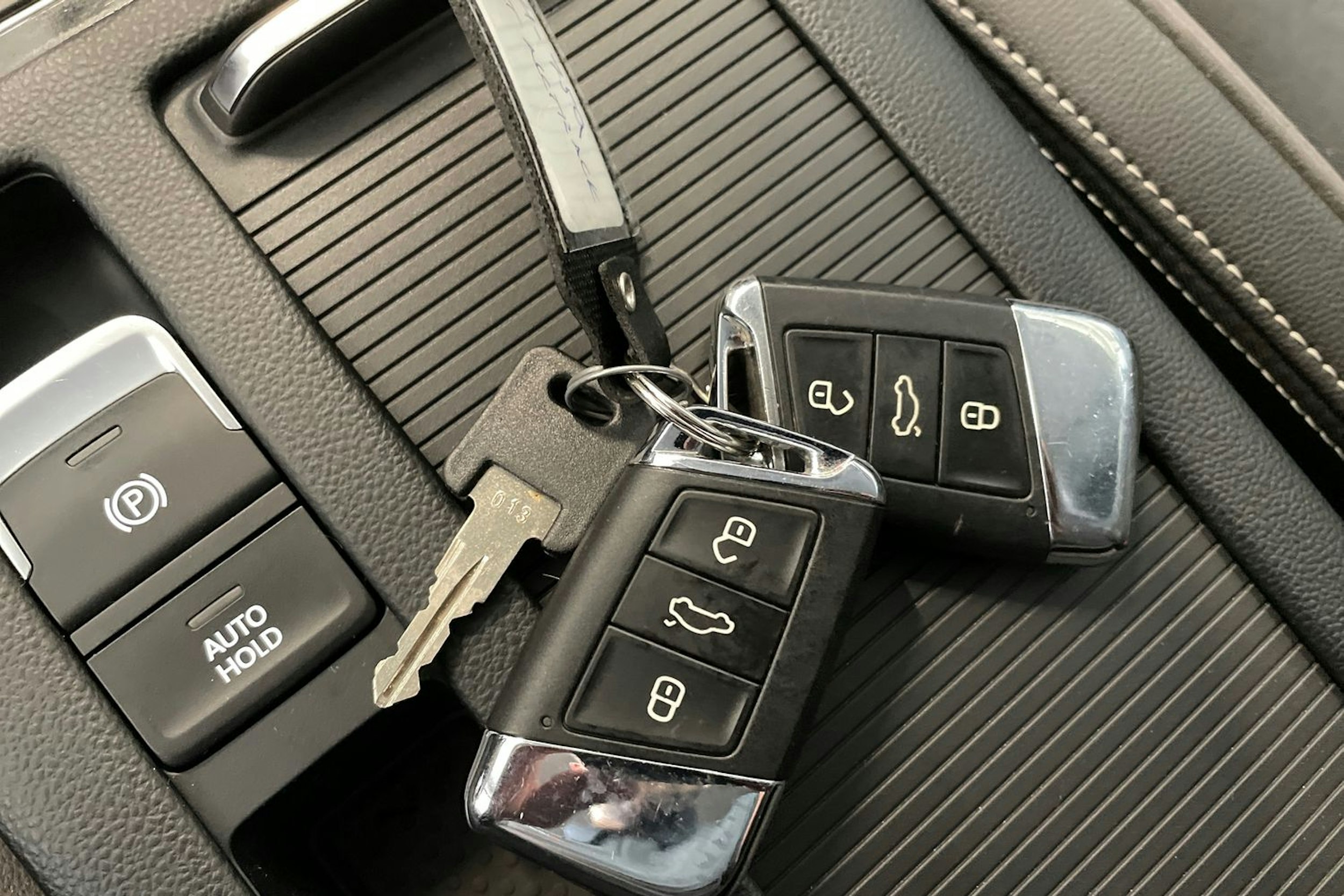 valkoinen Volkswagen Passat 2020 kuva 34.