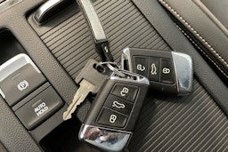 valkoinen Volkswagen Passat 2020 kuva 34.