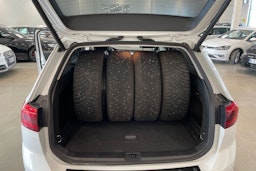 valkoinen Volkswagen Passat 2020 kuva 38.
