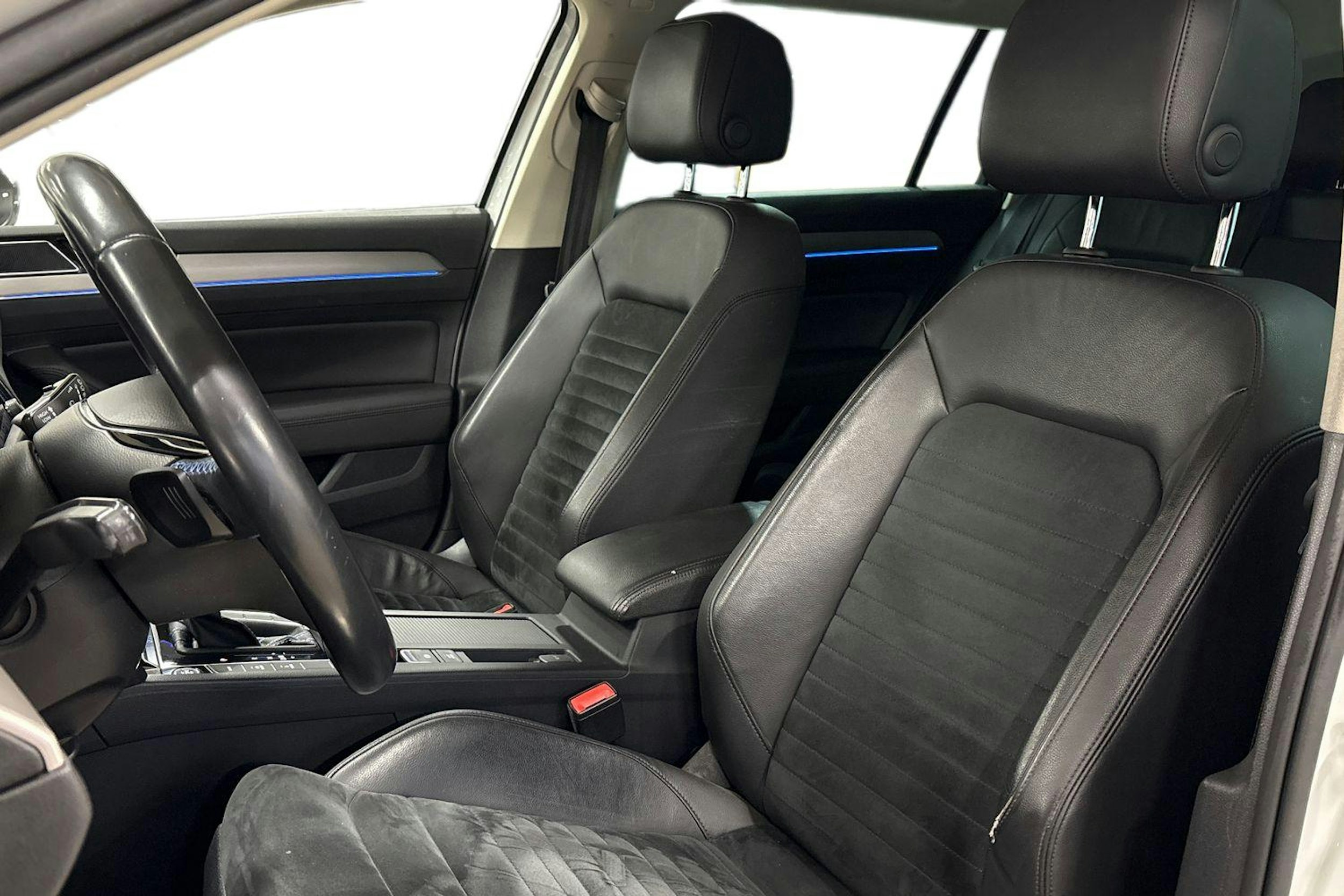 Valkoinen Volkswagen PASSAT 2019 kuva 9.