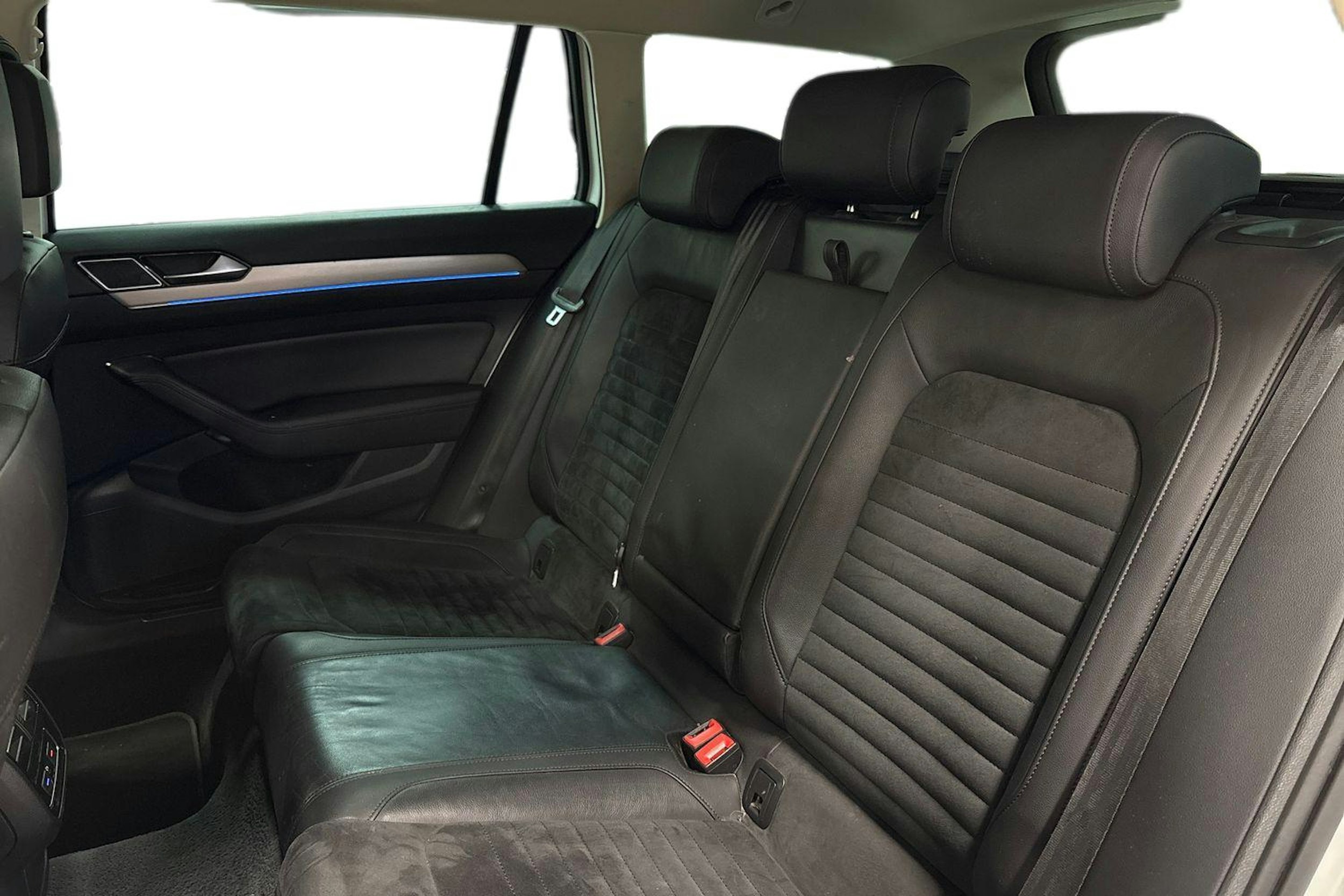 Valkoinen Volkswagen PASSAT 2019 kuva 10.