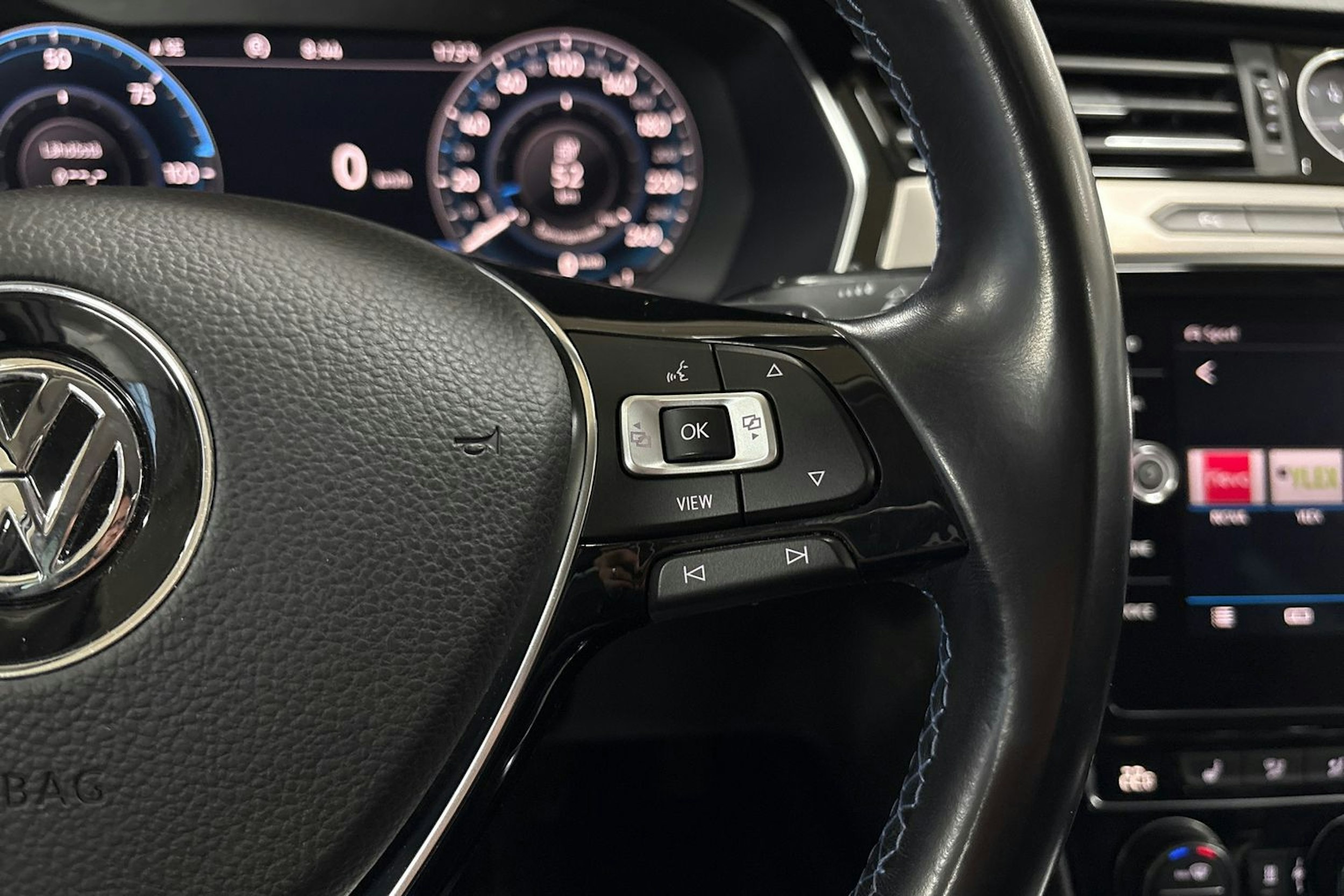 Valkoinen Volkswagen PASSAT 2019 kuva 18.