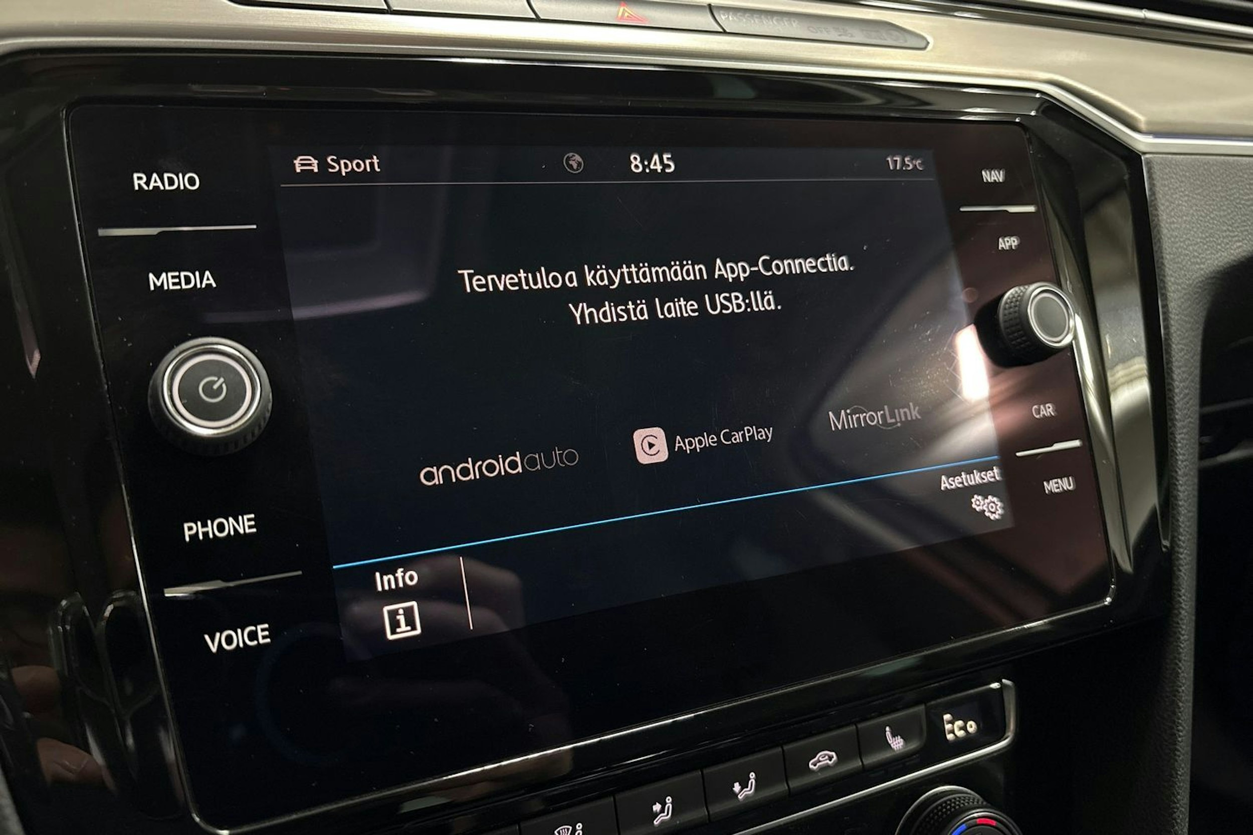 Valkoinen Volkswagen PASSAT 2019 kuva 20.