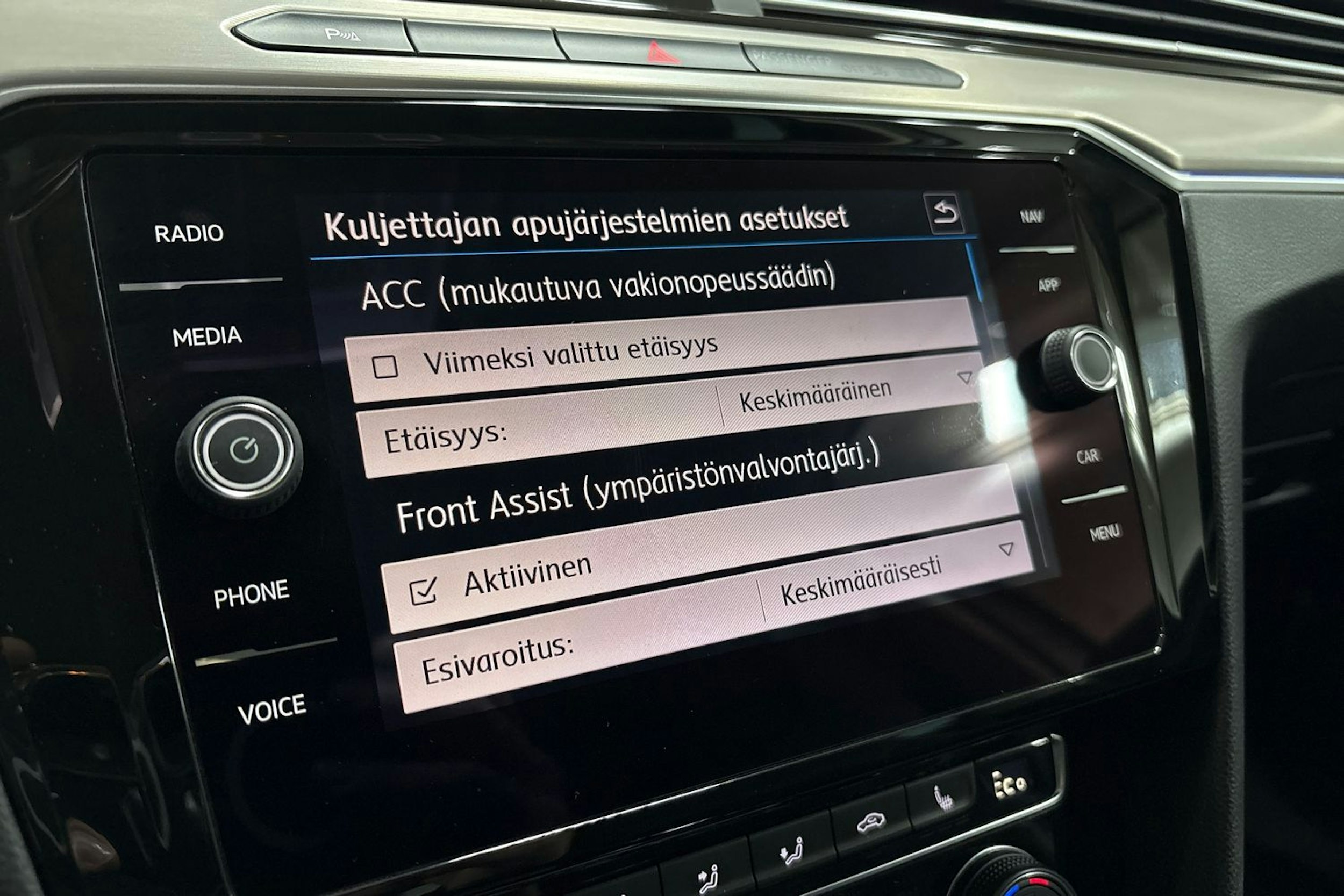 Valkoinen Volkswagen PASSAT 2019 kuva 22.