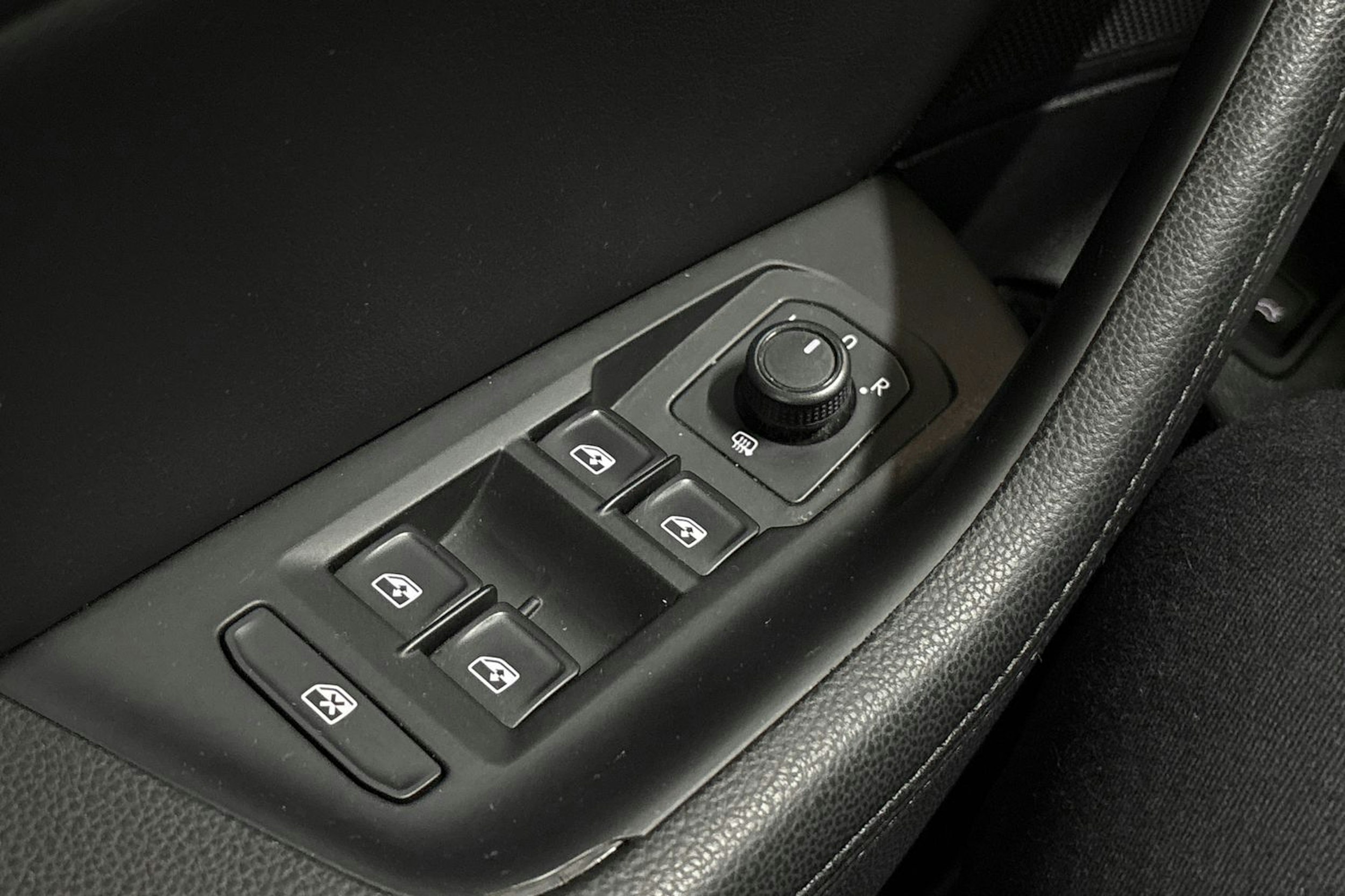 Valkoinen Volkswagen PASSAT 2019 kuva 28.