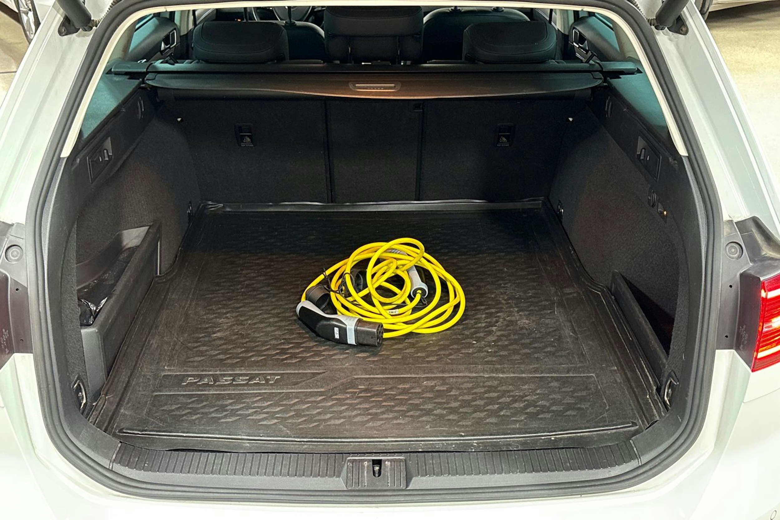 Valkoinen Volkswagen PASSAT 2019 kuva 30.