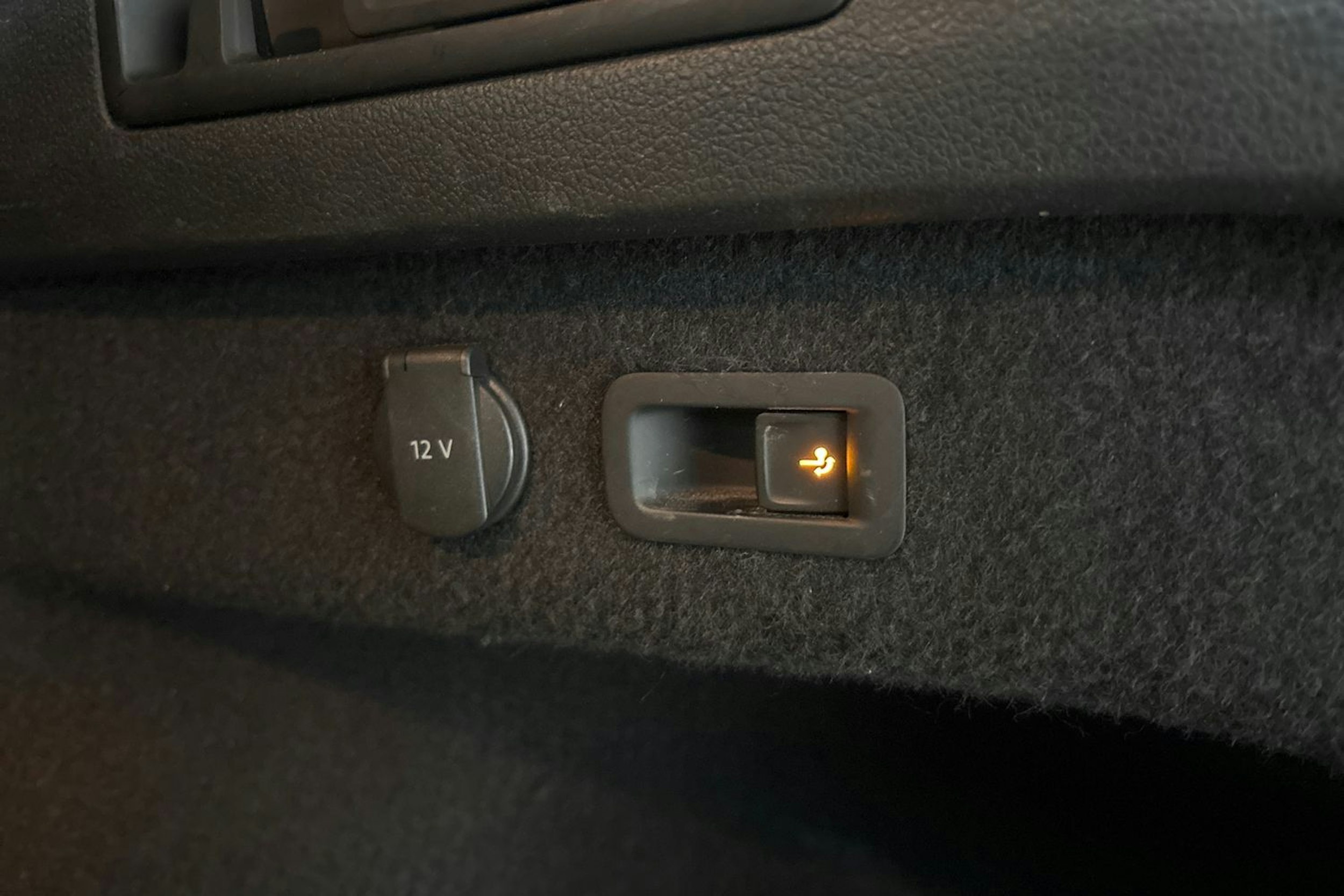 Valkoinen Volkswagen PASSAT 2019 kuva 31.